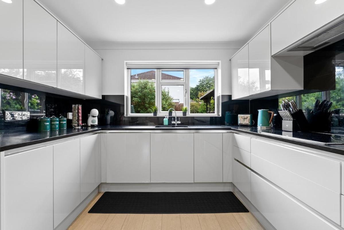 Contractors, Sleeps 8, 5 Bed, Driveway, Wi-fi *