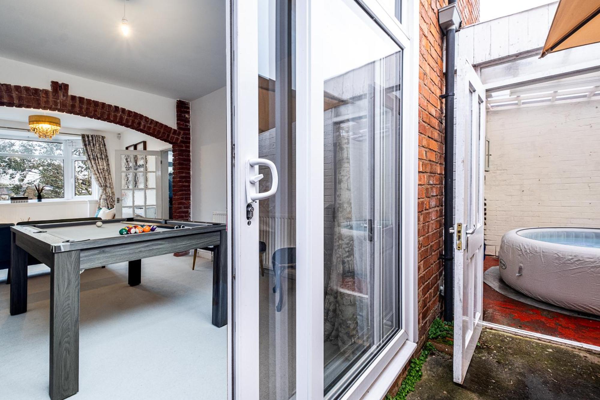 Holiday home Cozy Willow-hot Tub, Sleeps9, Freeparking, Netflix Birmingham