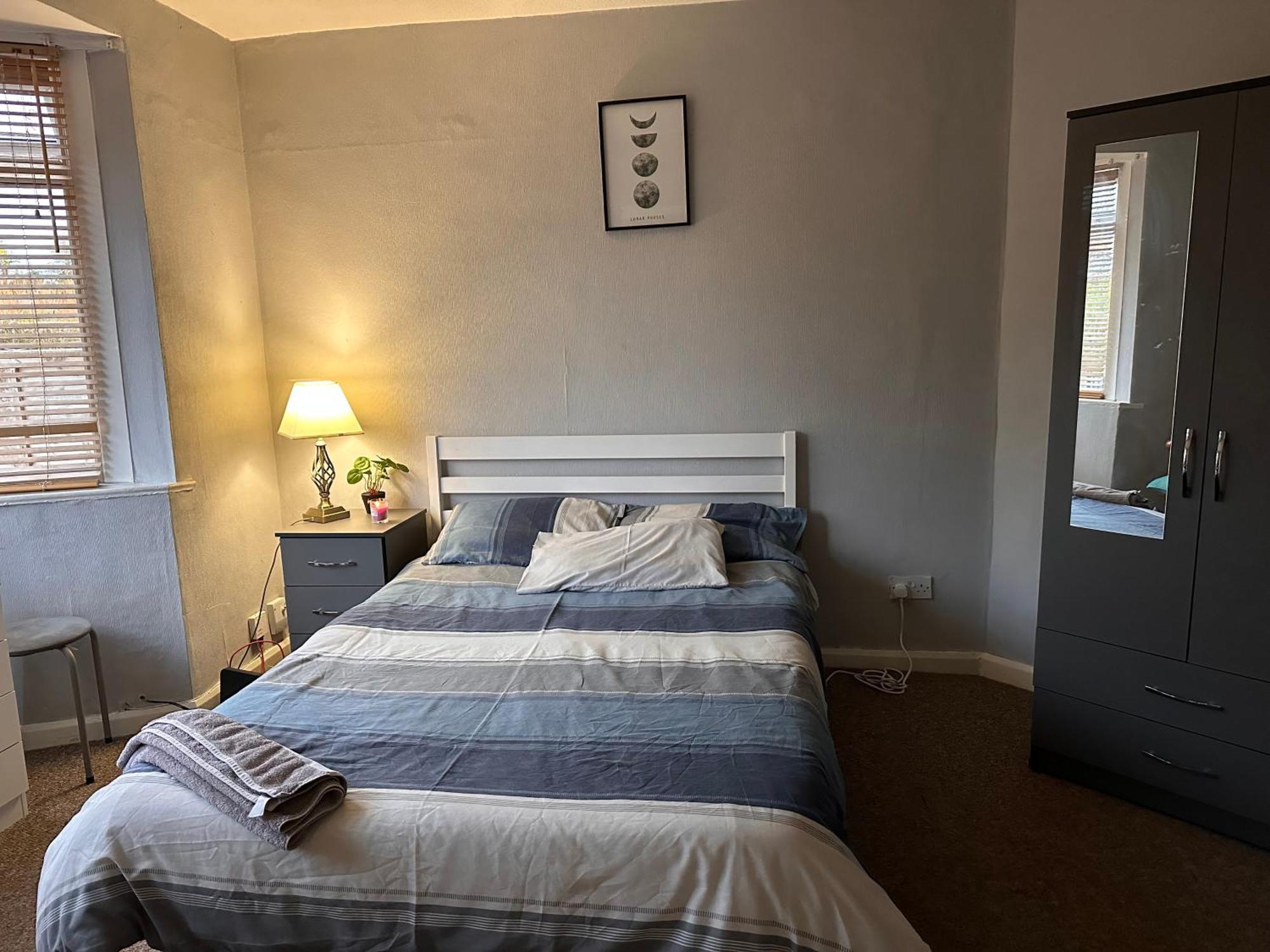 & With Free Breakfast And Driveway Parking Homestay
