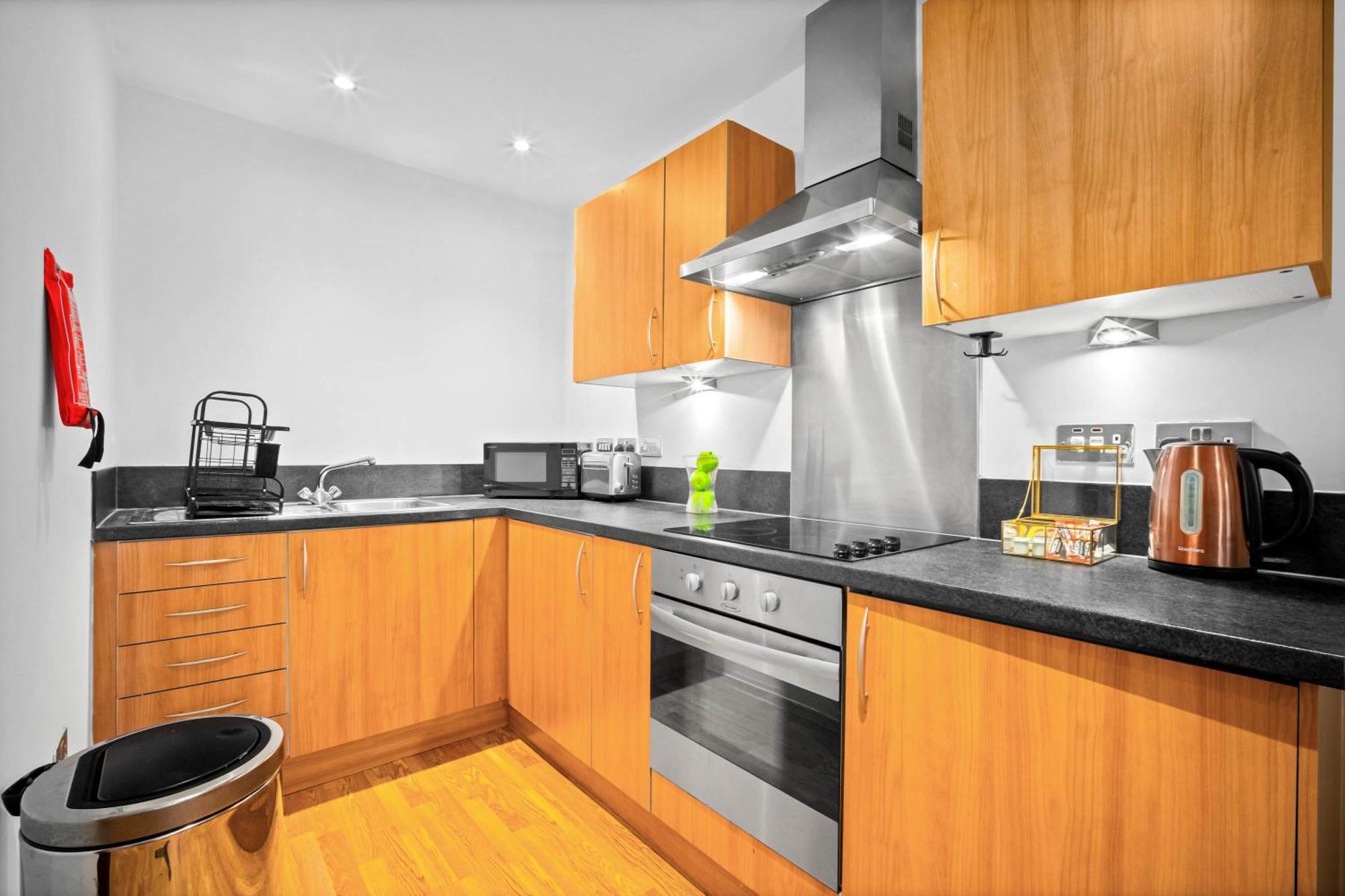 - Chinatown - Private Balcony - Secure Parking - Netflix - Wifi - 14a Apartment *