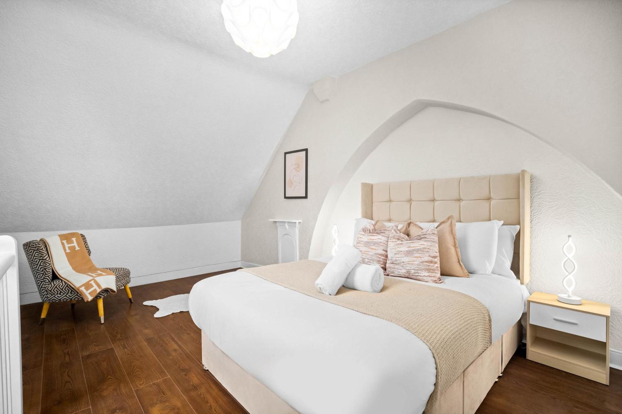 Stylish 3-bedroom With Garden & Convenient Parking 18m Holiday home *