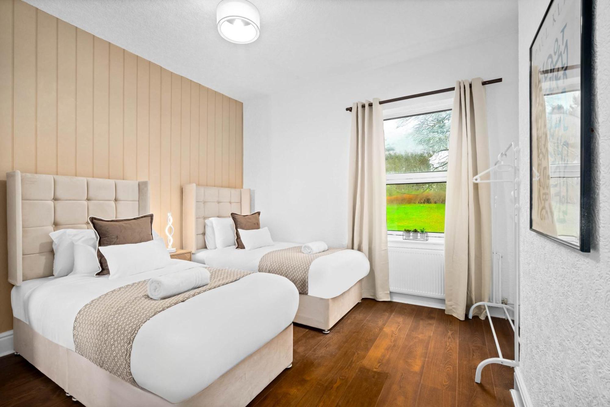 Holiday home Stylish 3-bedroom With Garden & Convenient Parking 18m