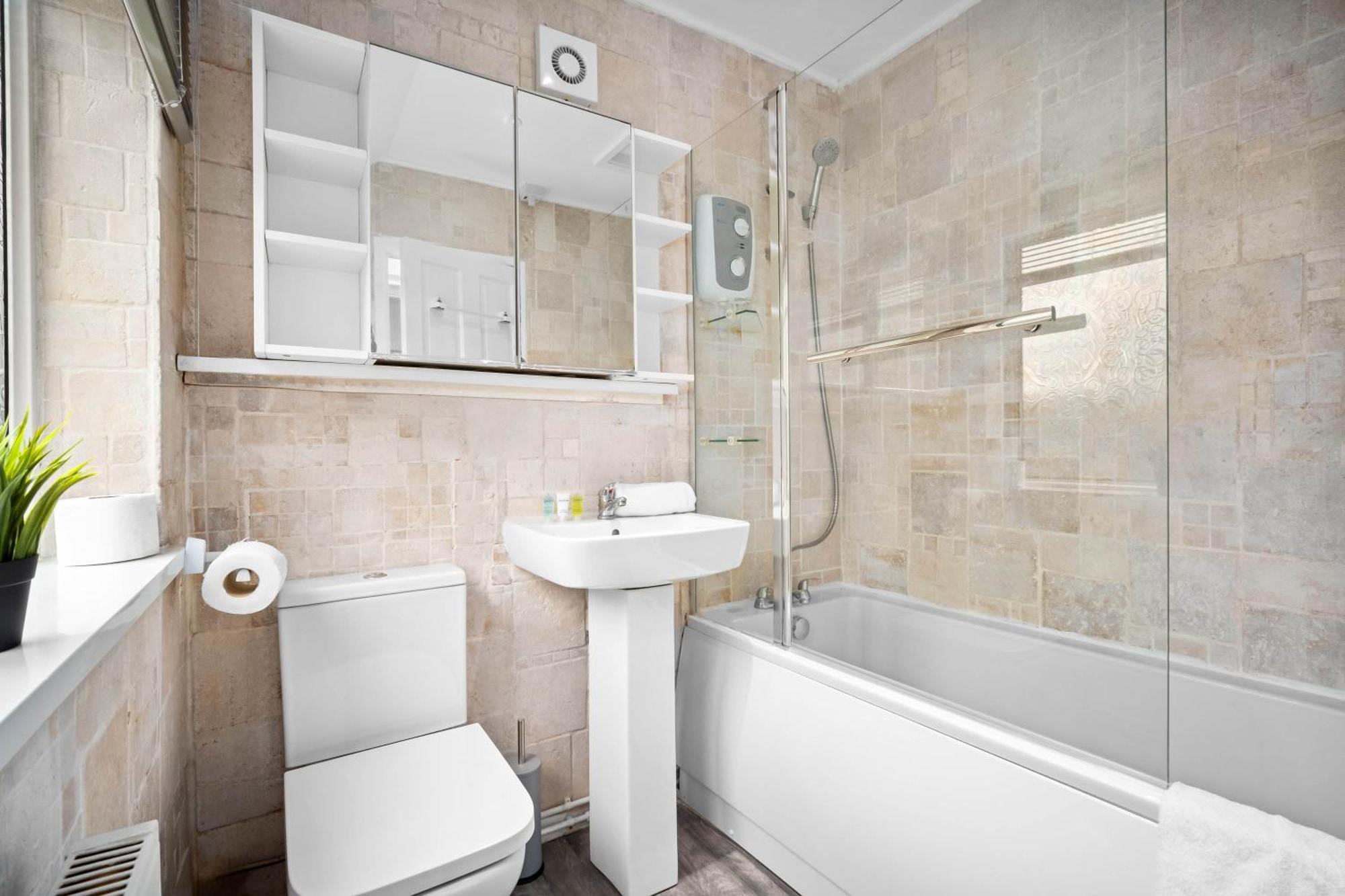Holiday home Stylish 3-bedroom With Garden & Convenient Parking 18m