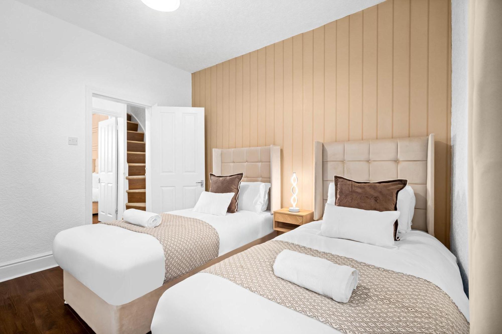 Stylish 3-bedroom With Garden & Convenient Parking 18m Birmingham