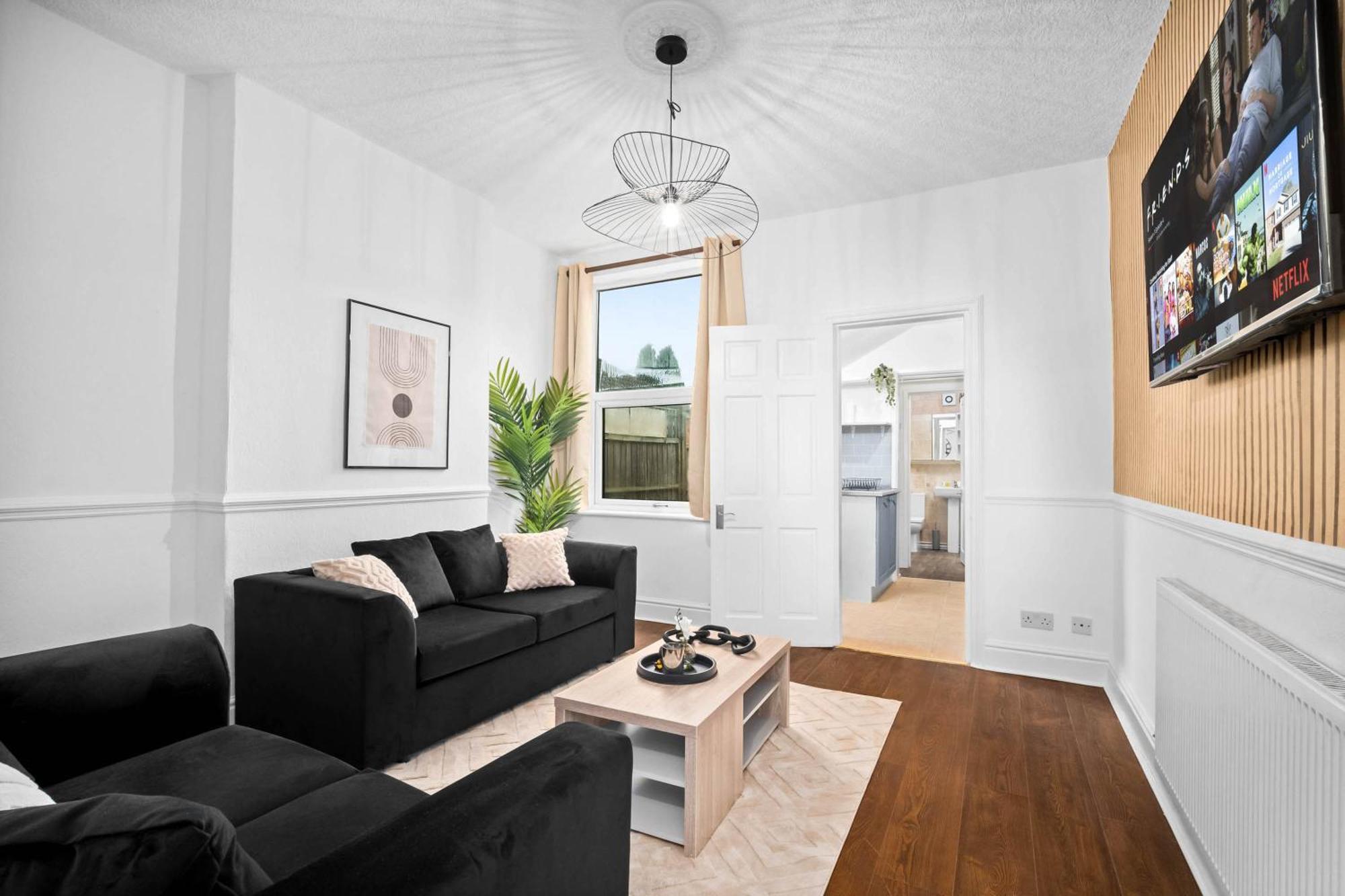 Holiday home Stylish 3-bedroom With Garden & Convenient Parking 18m Birmingham