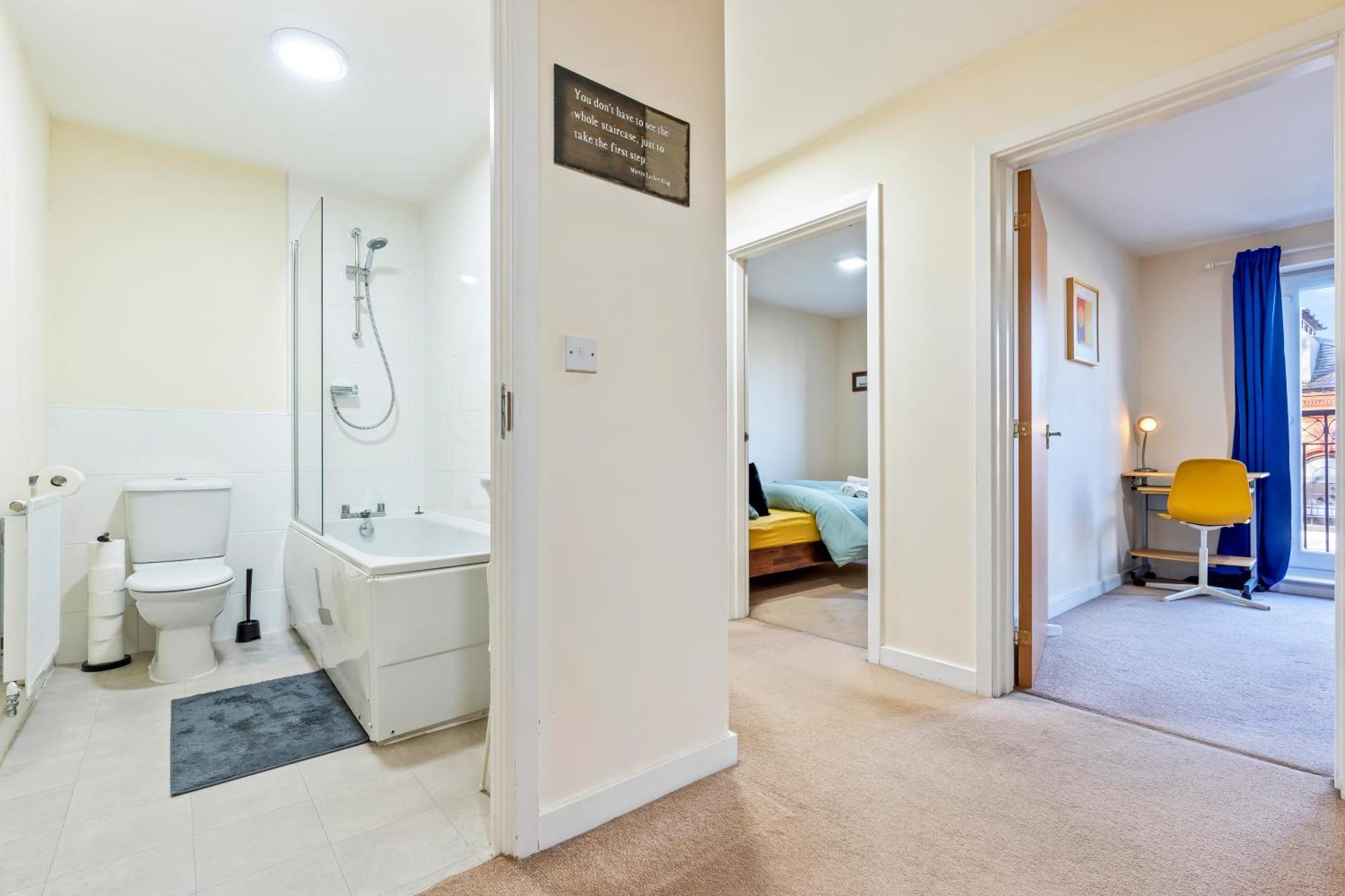 Balmoral Court -sleeps 6 -free Parking With Workstation & High-speed Wifi Apartment *