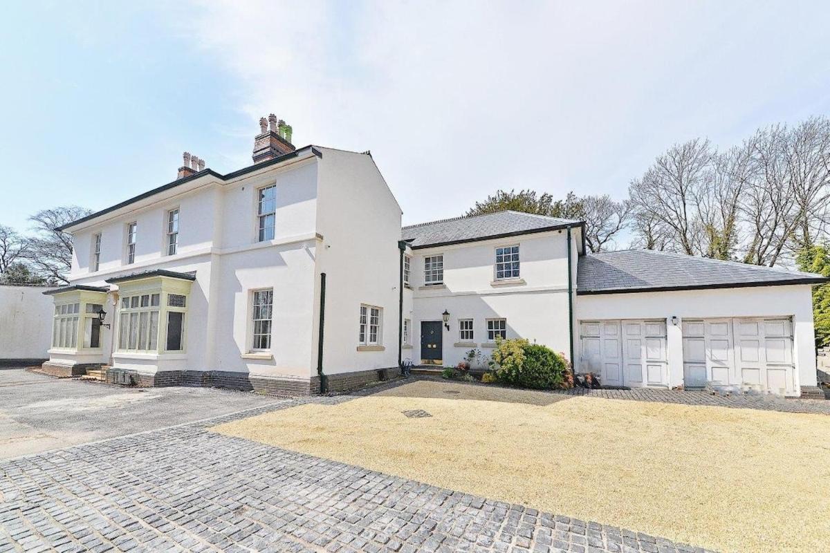 Superb Studio Flat 5 Minutes From City Centre Apartment *
