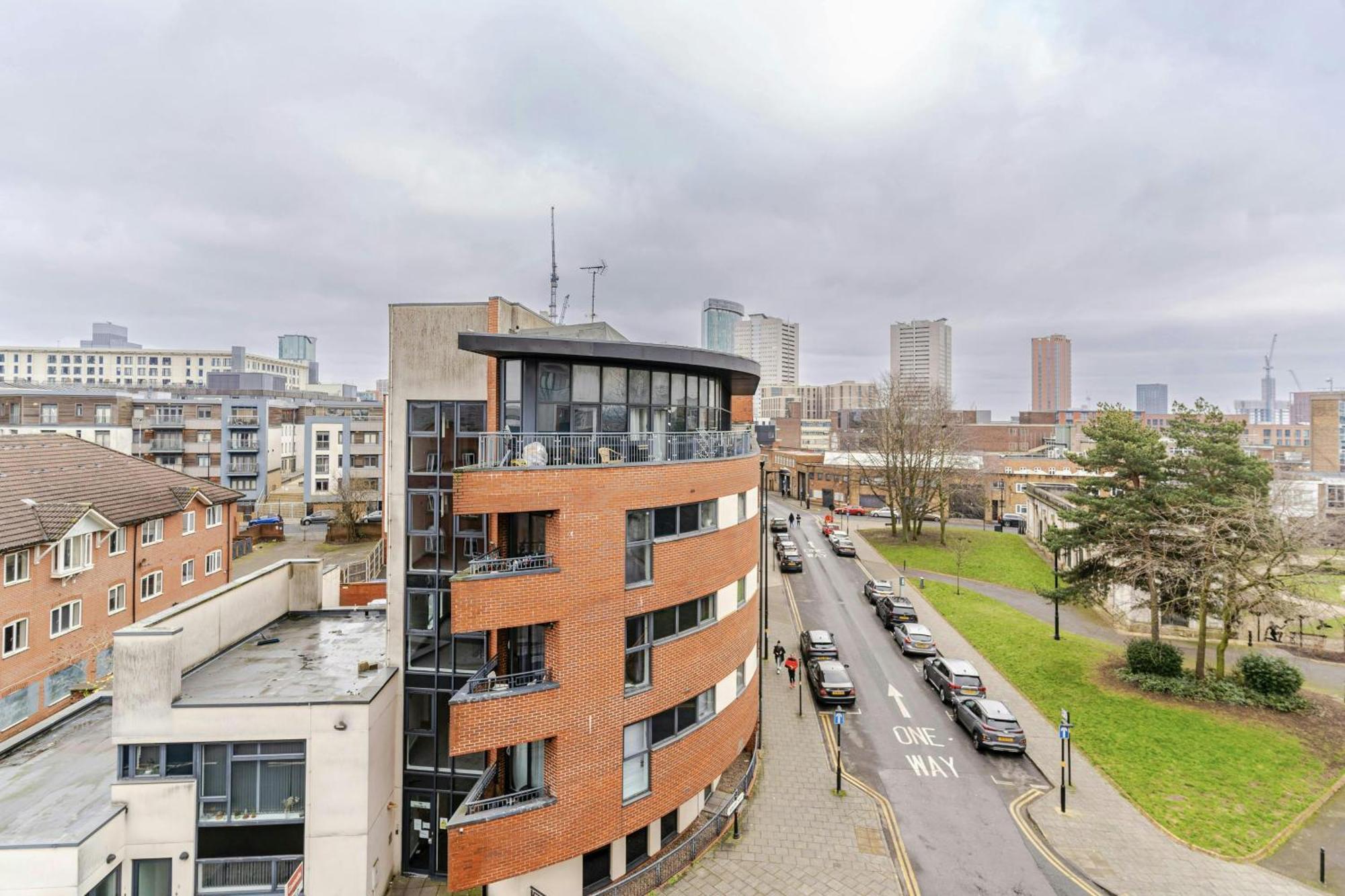Apartment 2bed,2bath, Balcony Near New Street, Mailbox & Canals At Skyline