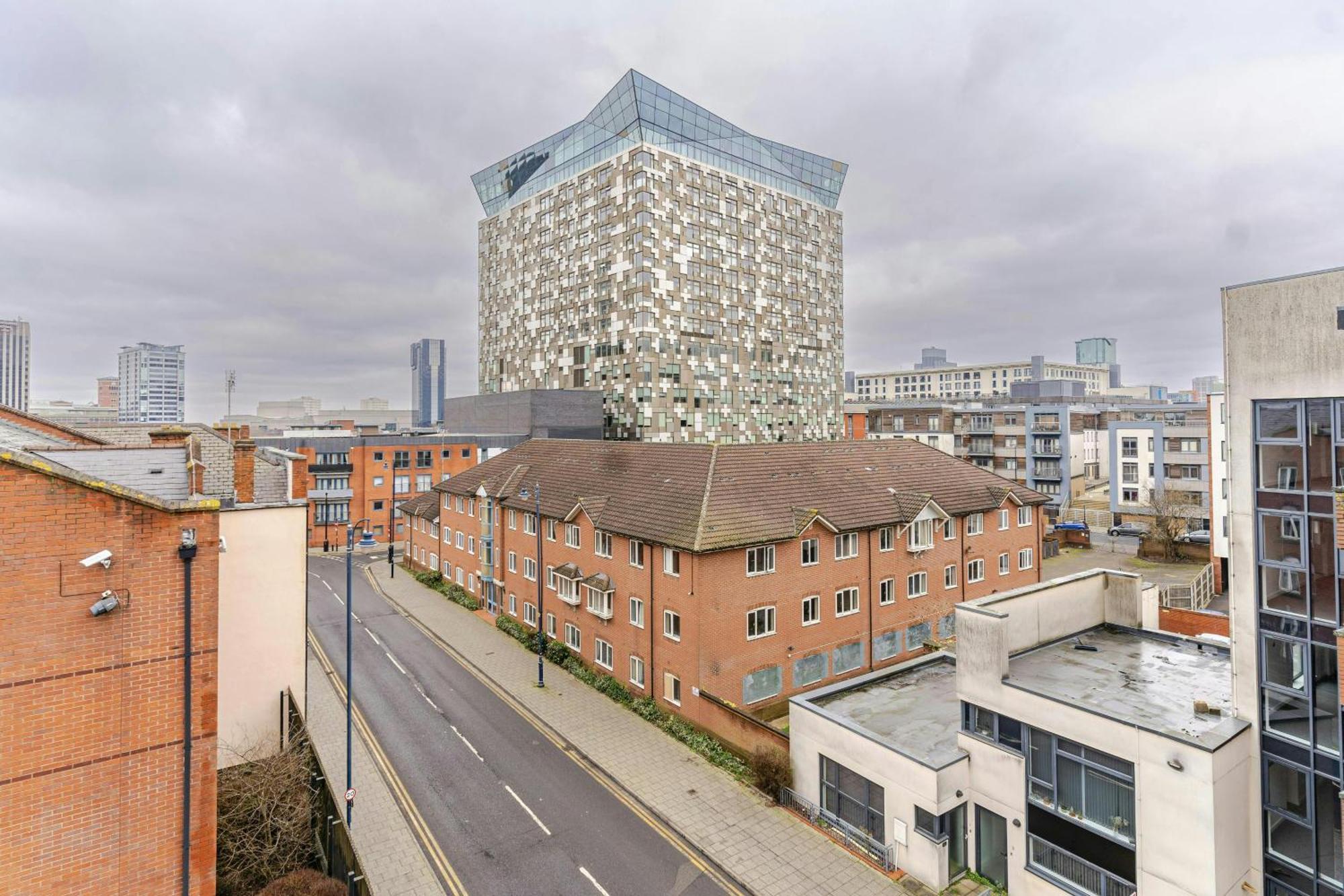 Apartment 2bed,2bath, Balcony Near New Street, Mailbox & Canals At Skyline *