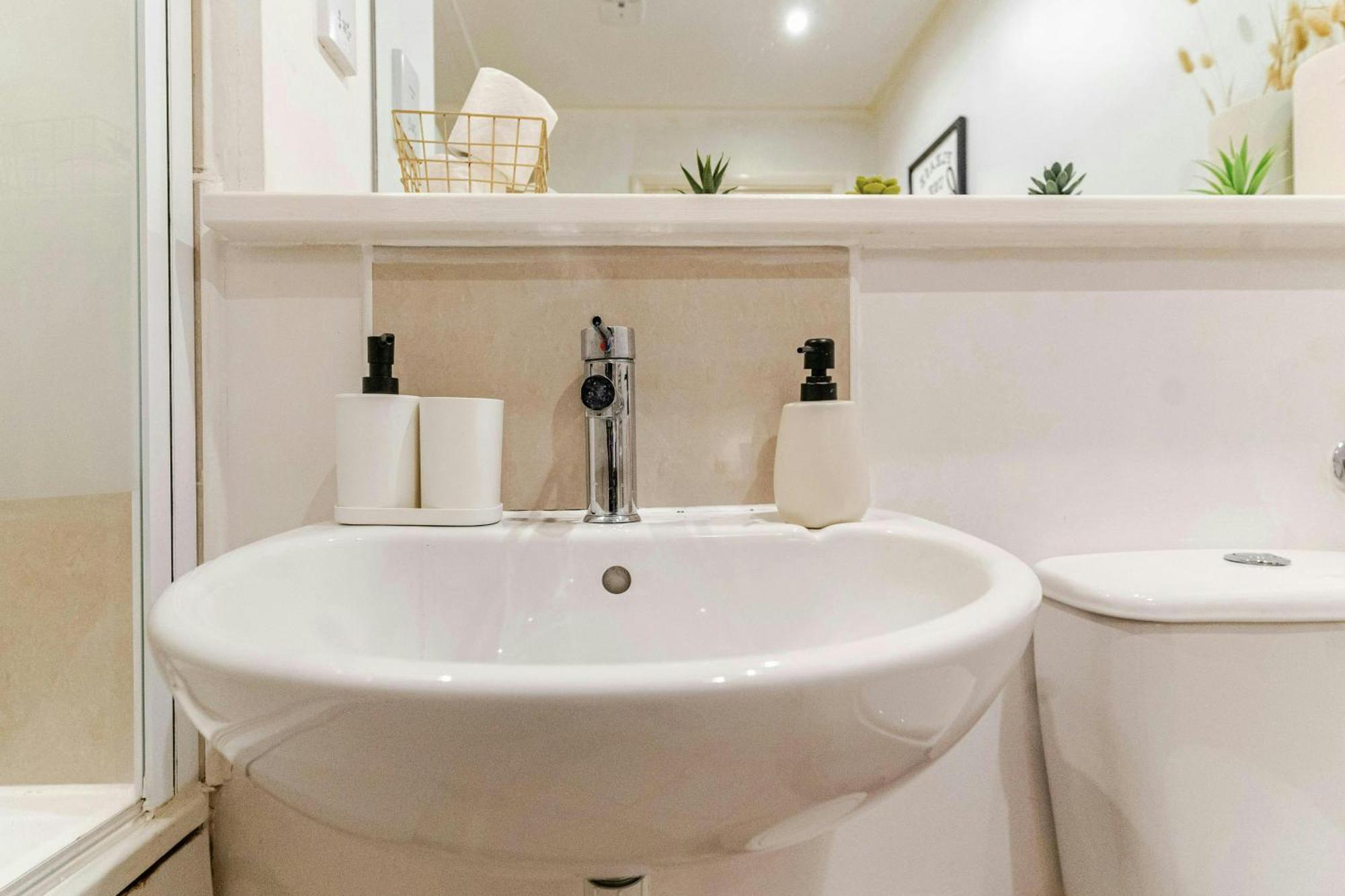 Apartment 2bed,2bath, Balcony Near New Street, Mailbox & Canals At Skyline Birmingham