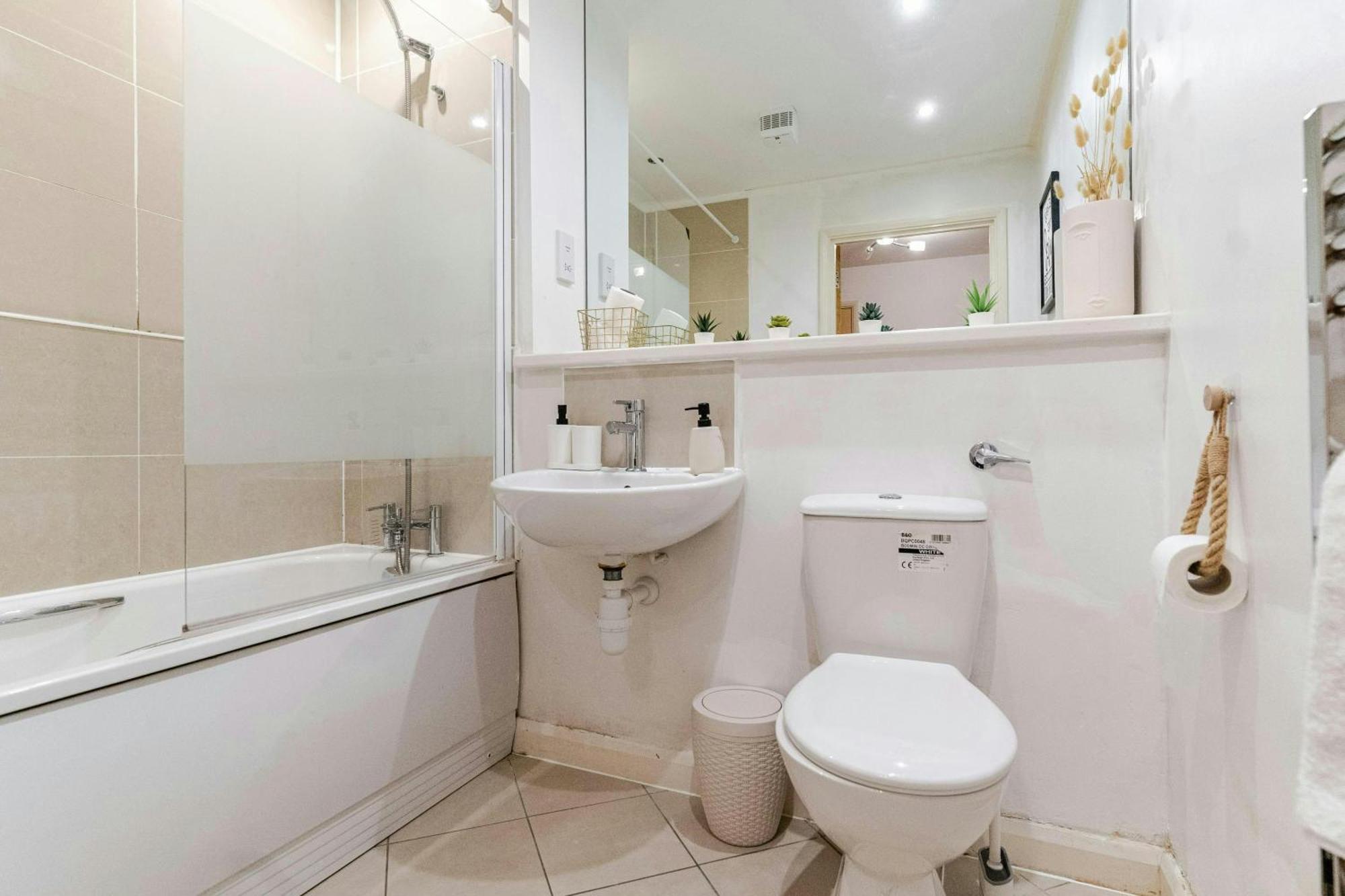 Apartment 2bed,2bath, Balcony Near New Street, Mailbox & Canals At Skyline