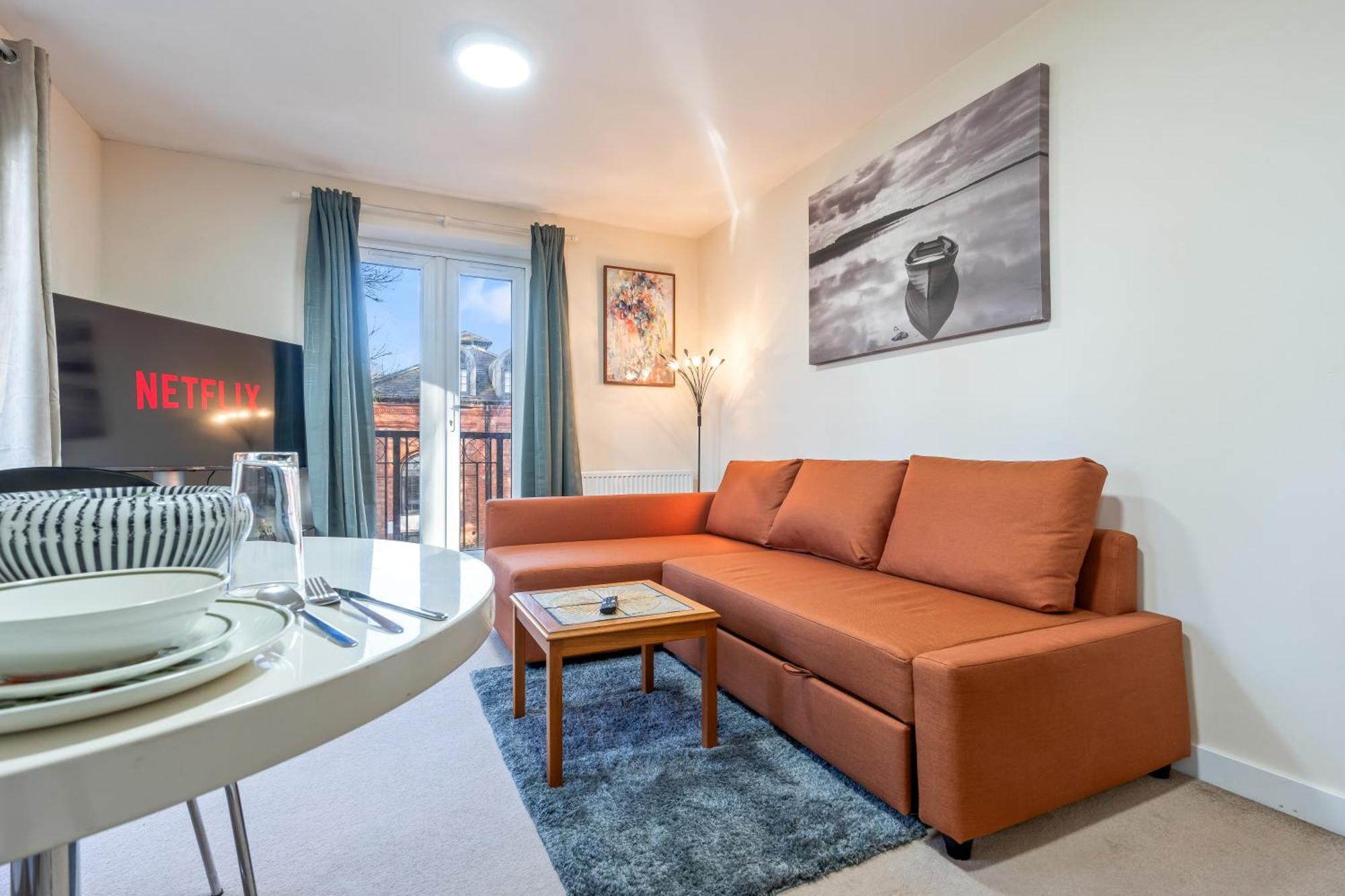 Balmoral Court -sleeps 6 -free Parking With Workstation & High-speed Wifi Apartment Birmingham