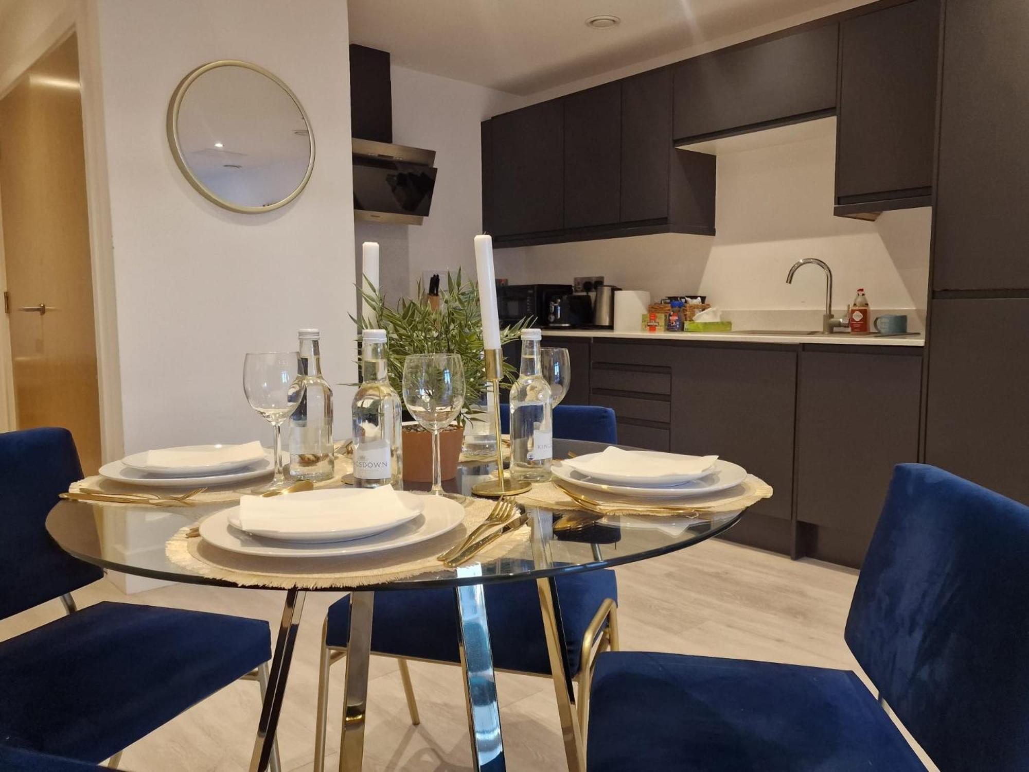 2 Bed Luxury Centre Flat Apartment *