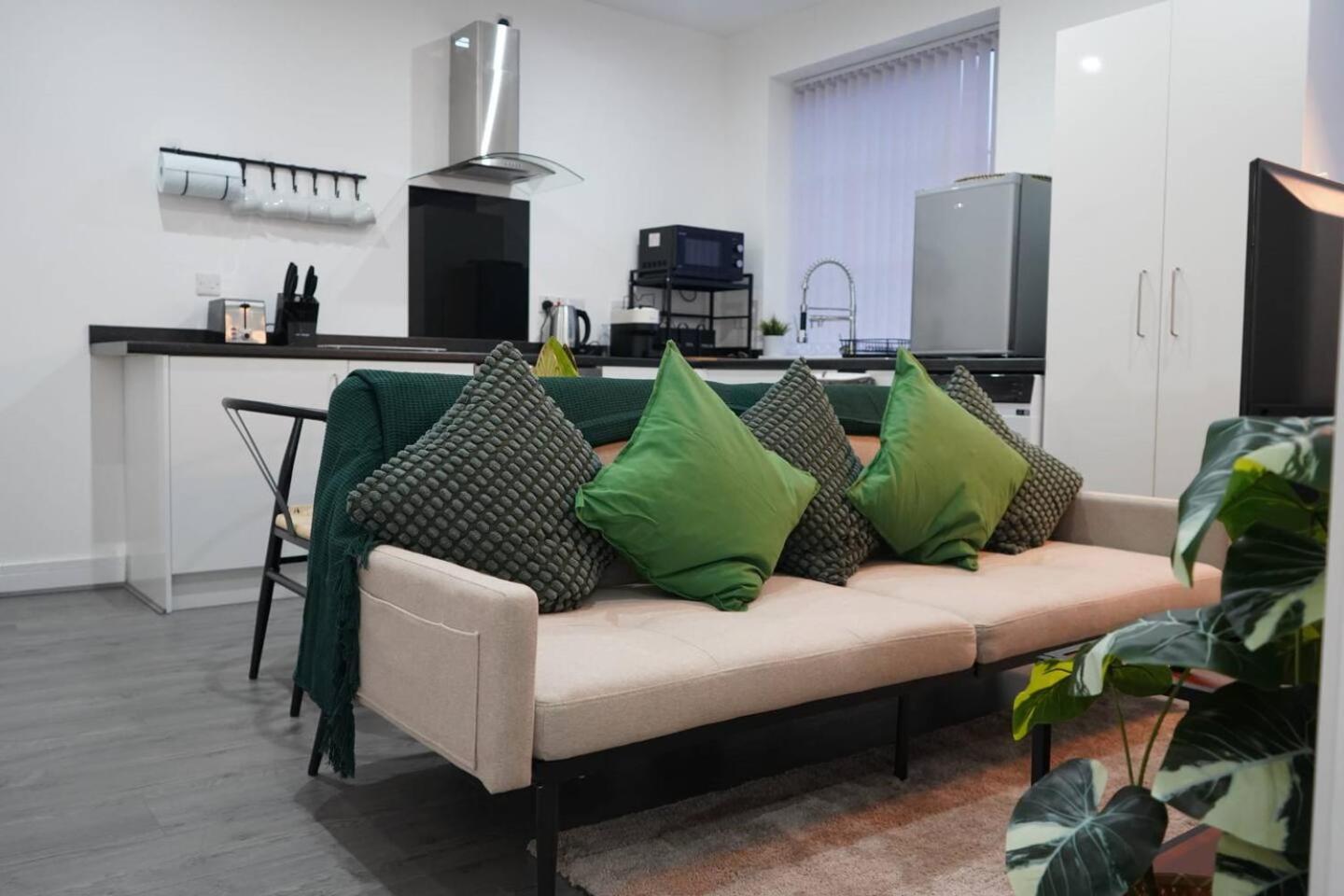 Modern 2br Flat Near Centre W Street Parking *