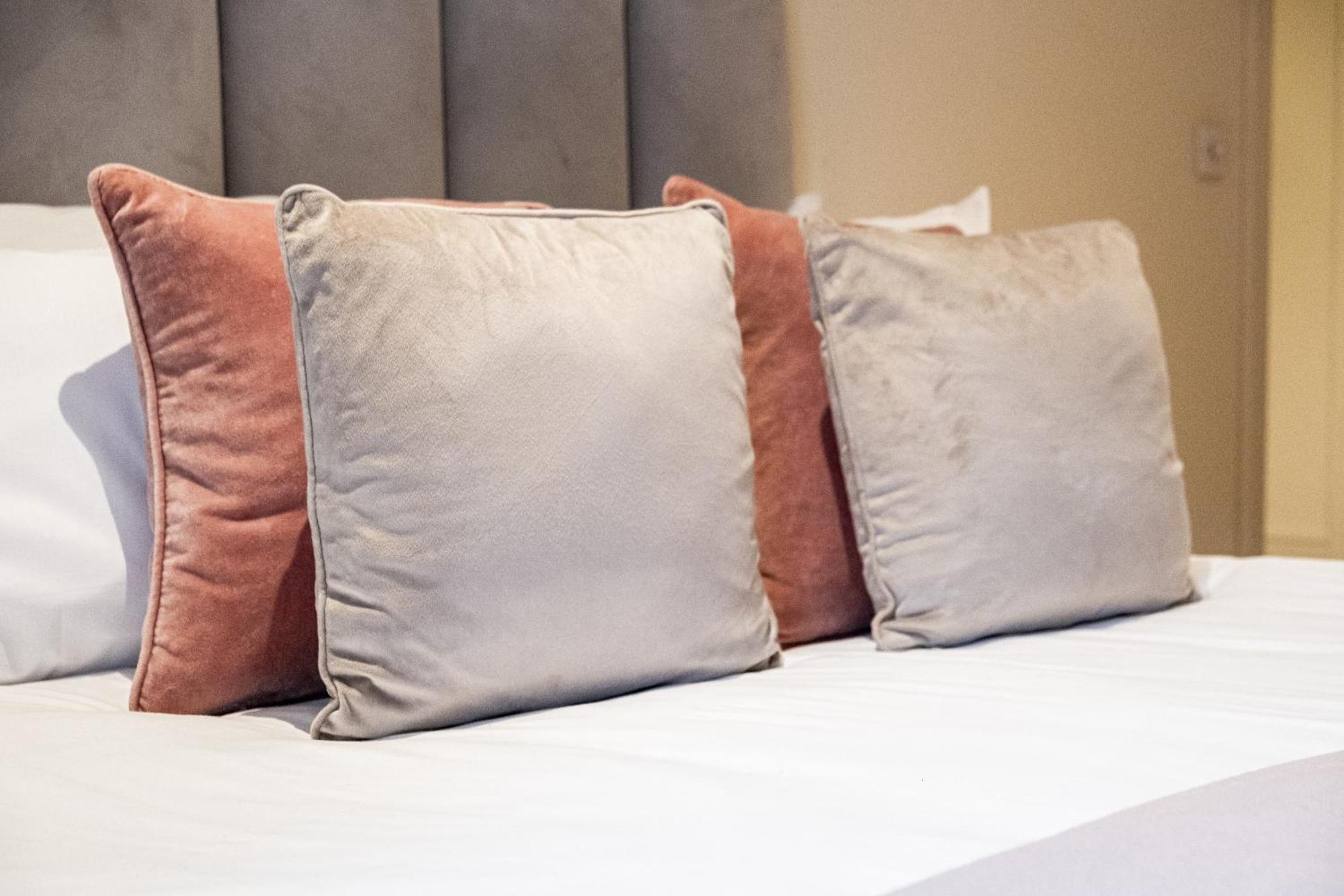 Osbourne House Pink 2 Bed, 2 And Half Bath Apartment