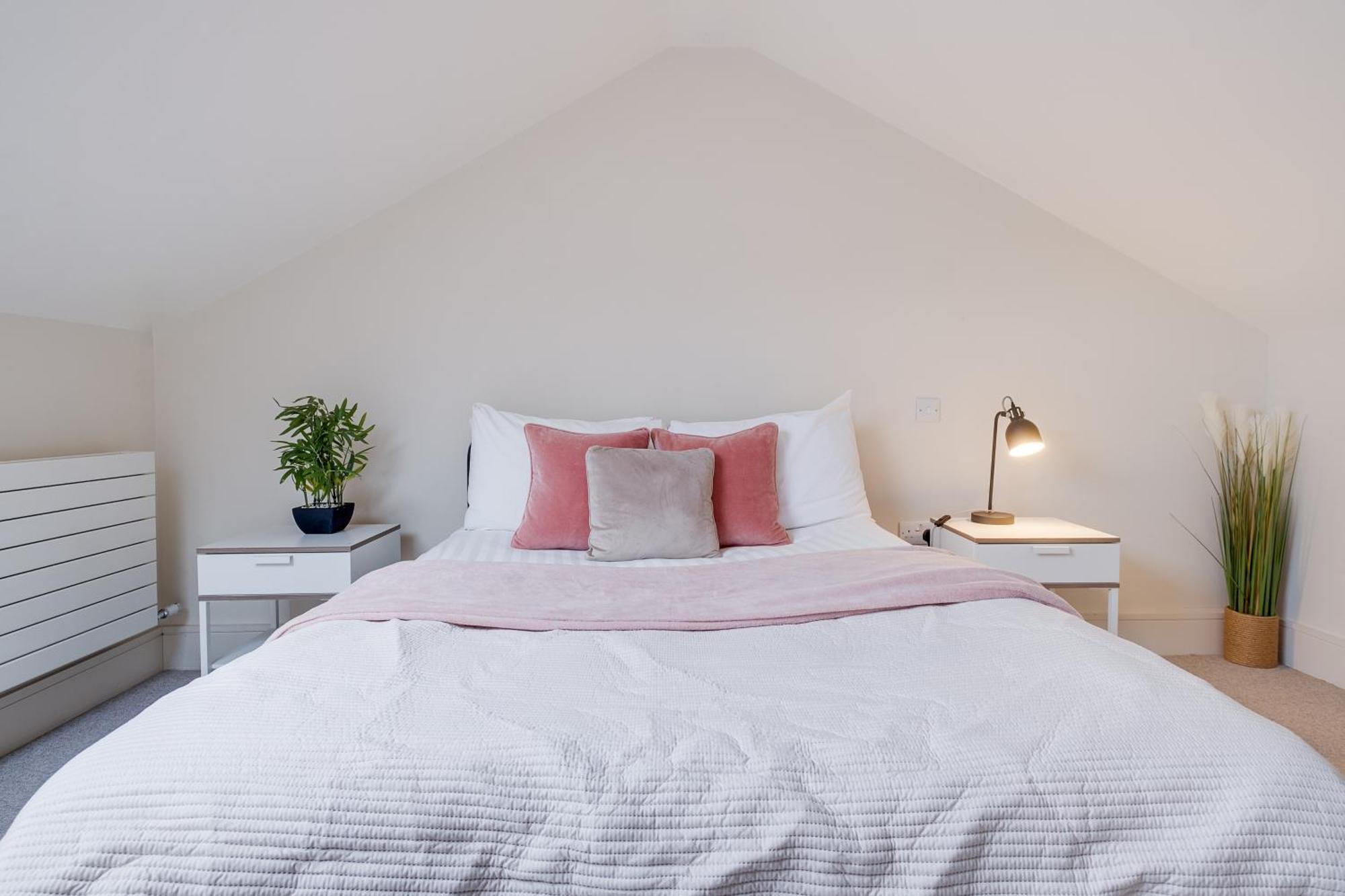 Osbourne House Pink 2 Bed, 2 And Half Bath *