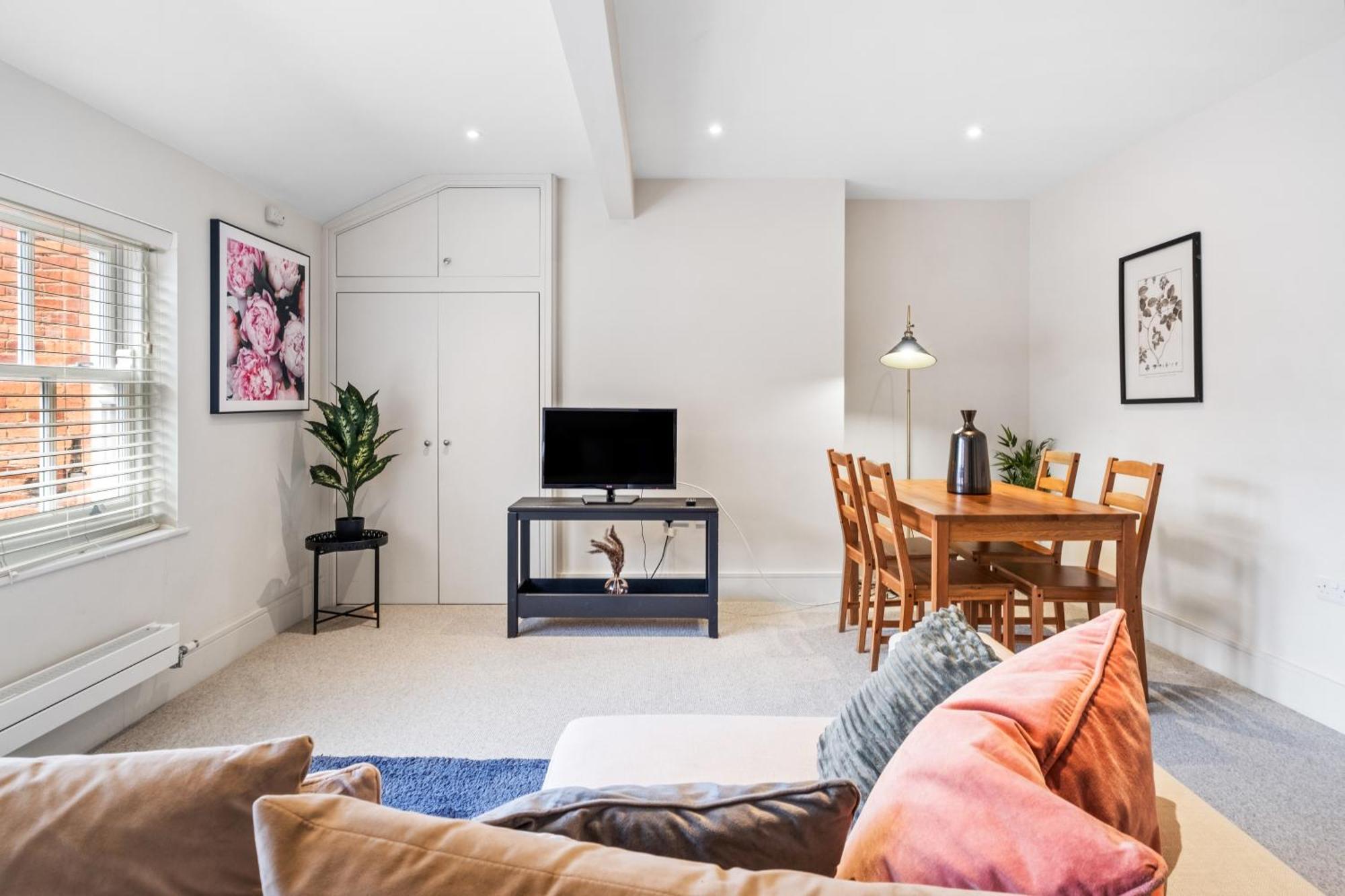 Osbourne House Pink 2 Bed, 2 And Half Bath Apartment *