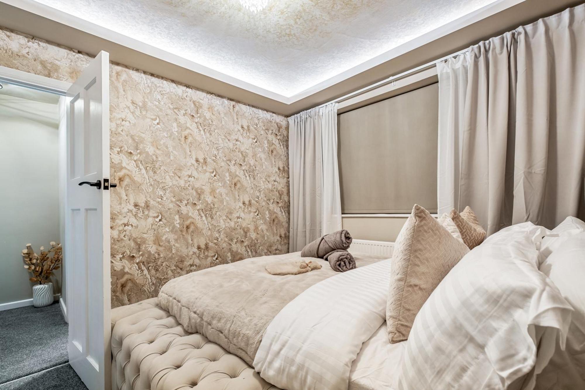 Luxury Cozy 2 Bed House Hot Tub Family Friendly Business Traveler Family Of 4 - 6 With Parking Close To Centre , M6 , Aston Univerity , Great Barr Birmingham