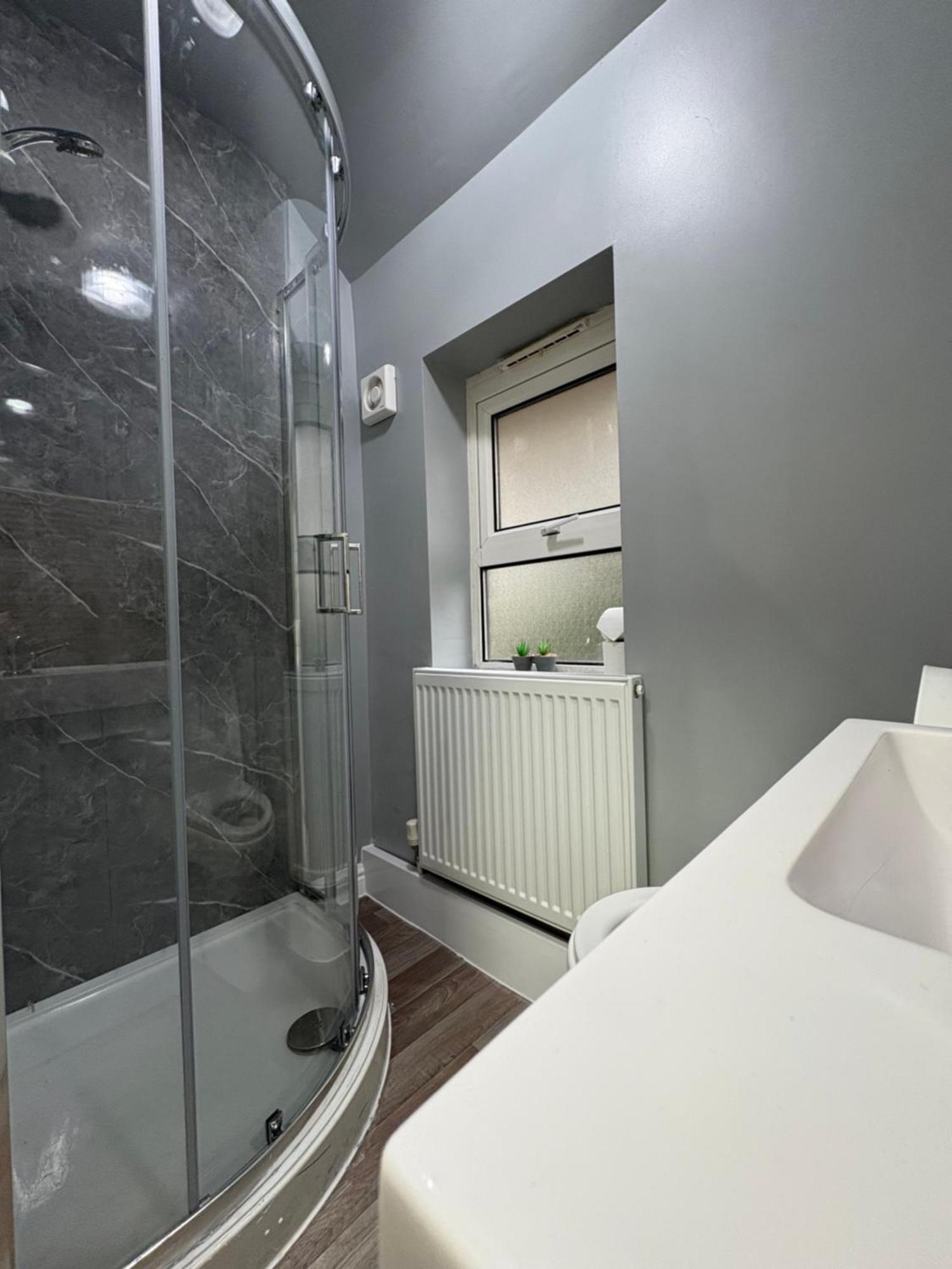 Entire 4-bed House & Parking, Steps From Icc & Utilita Arena & Broad Street Holiday home