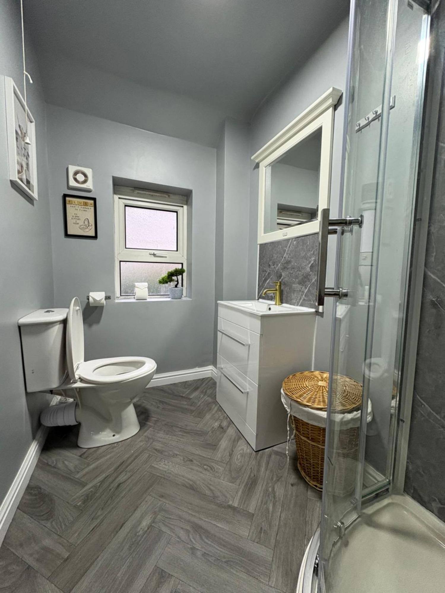 Entire 4-bed House & Parking, Steps From Icc & Utilita Arena & Broad Street Holiday home