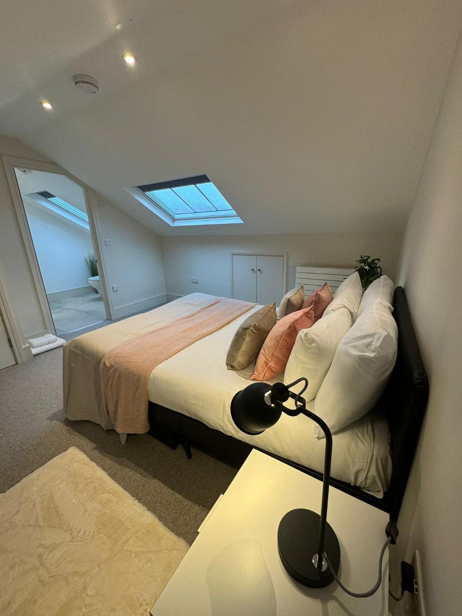 Osbourne House Pink 2 Bed, 2 And Half Bath * Birmingham