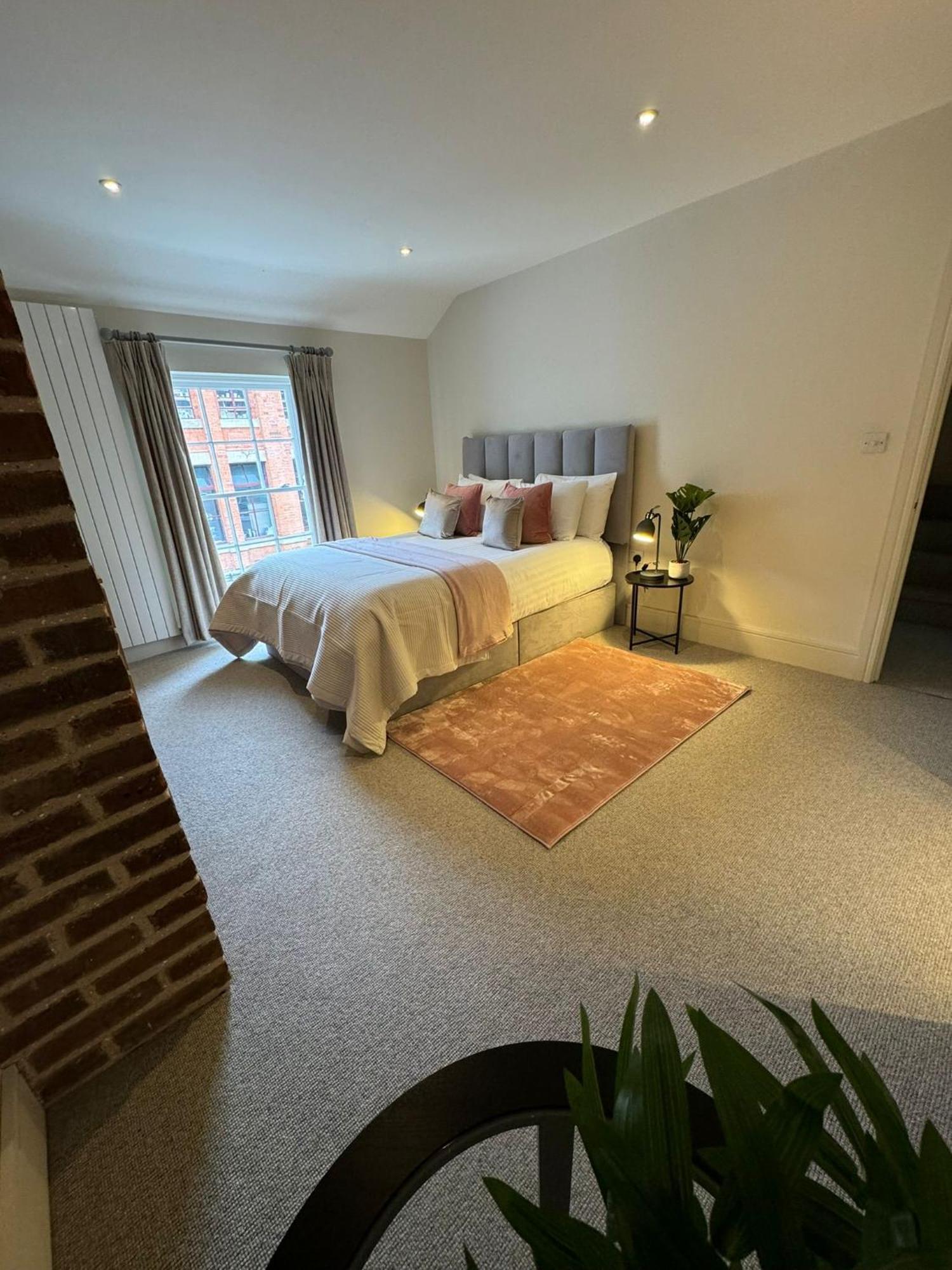 Osbourne House Pink 2 Bed, 2 And Half Bath Apartment *