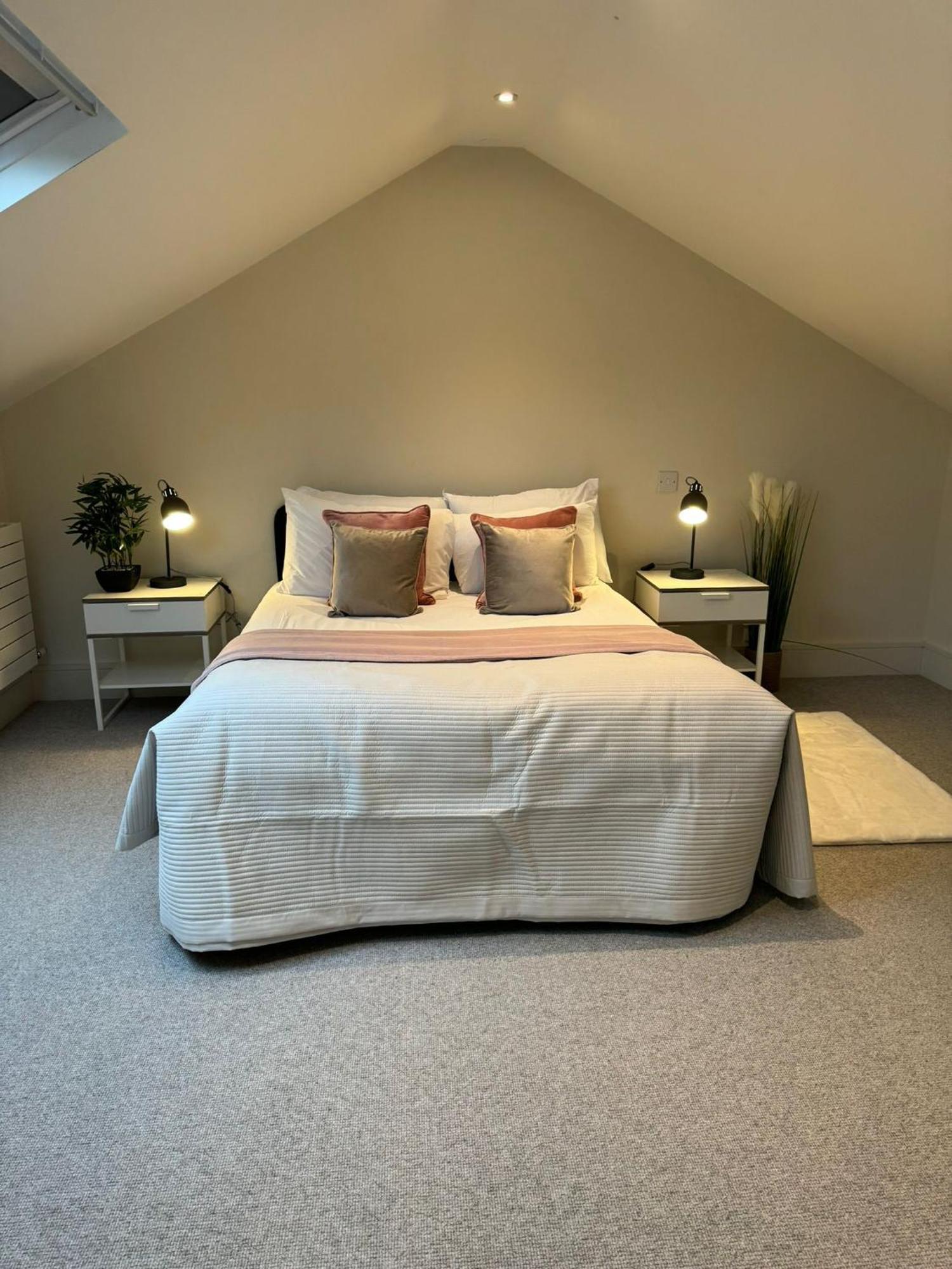 Osbourne House Pink 2 Bed, 2 And Half Bath Apartment