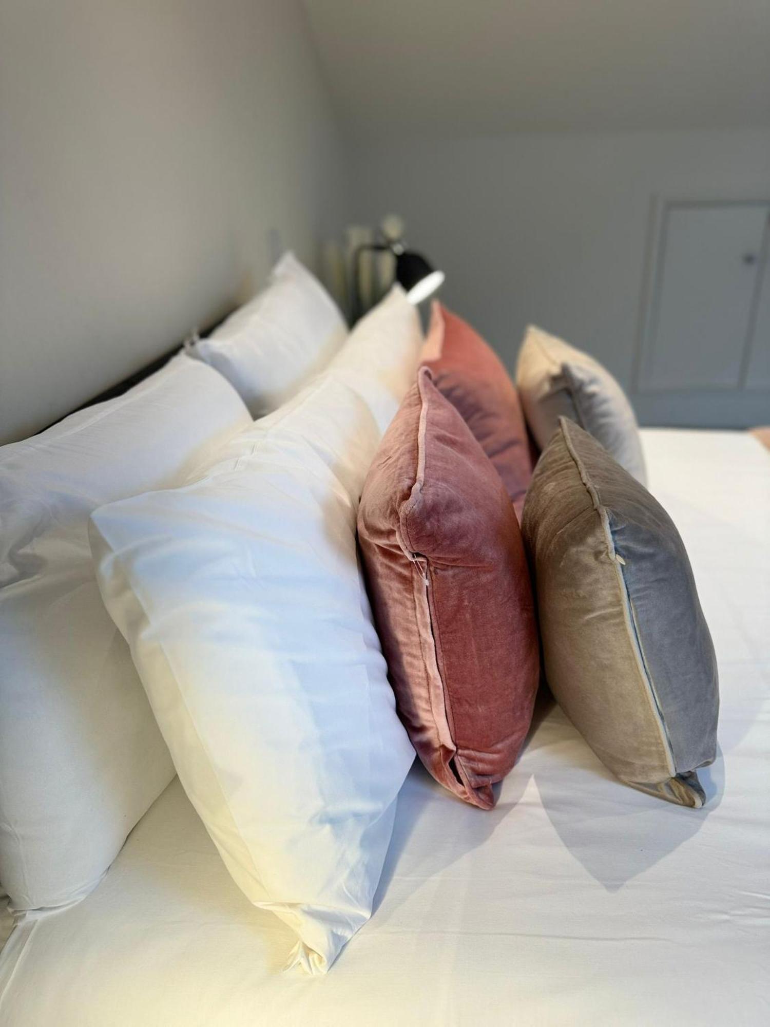 Osbourne House Pink 2 Bed, 2 And Half Bath Apartment *