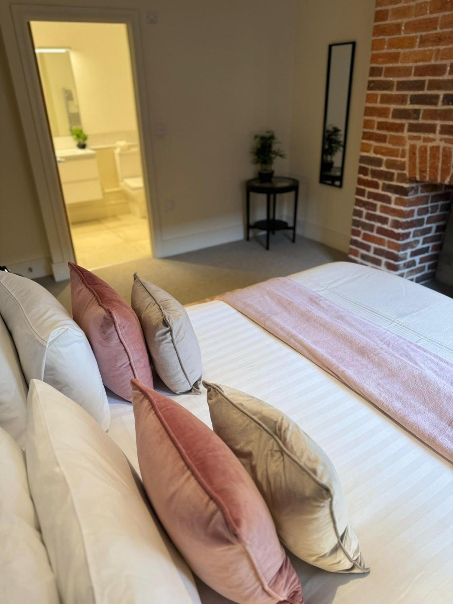 Osbourne House Pink 2 Bed, 2 And Half Bath Birmingham