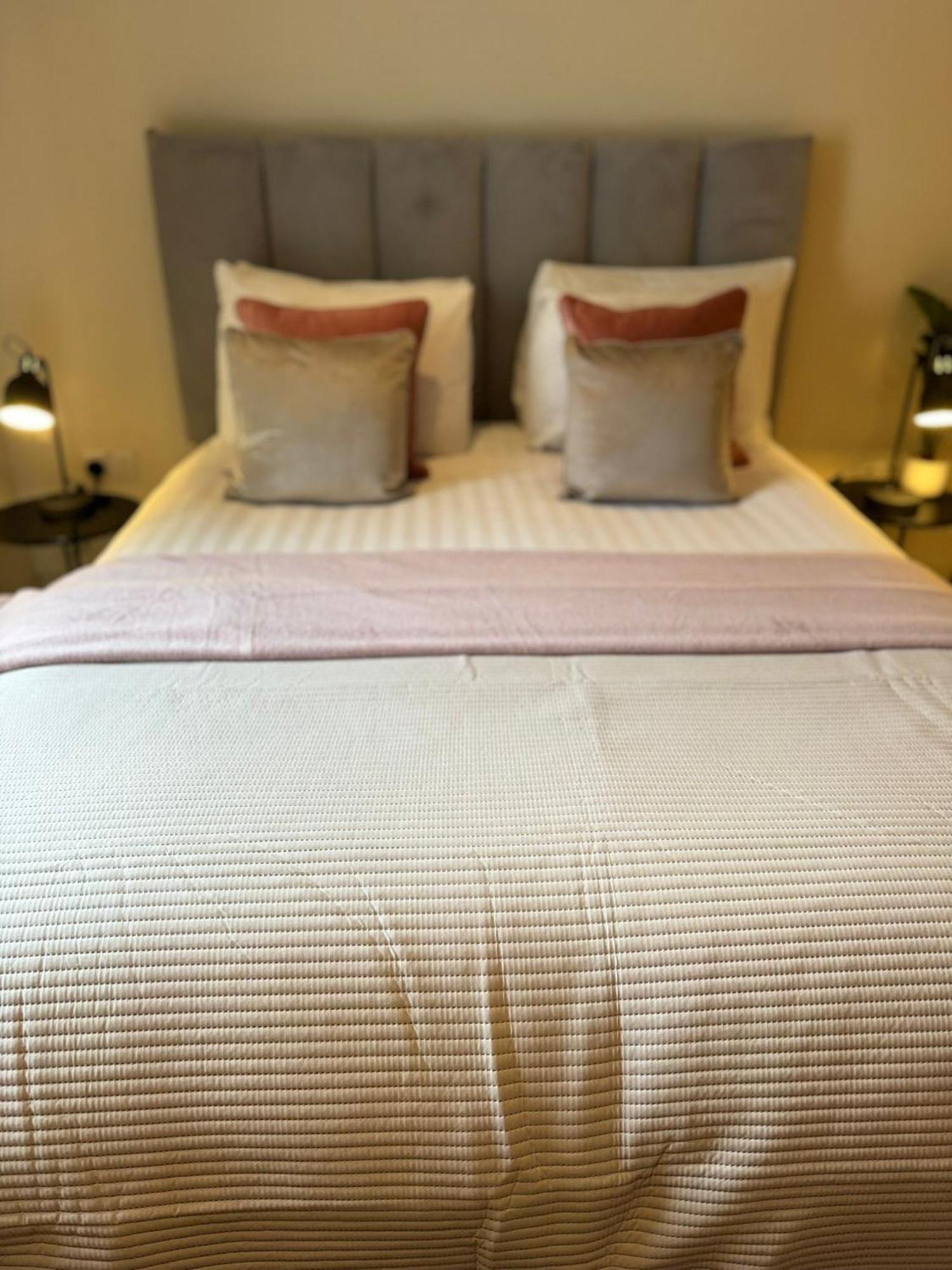 Osbourne House Pink 2 Bed, 2 And Half Bath *