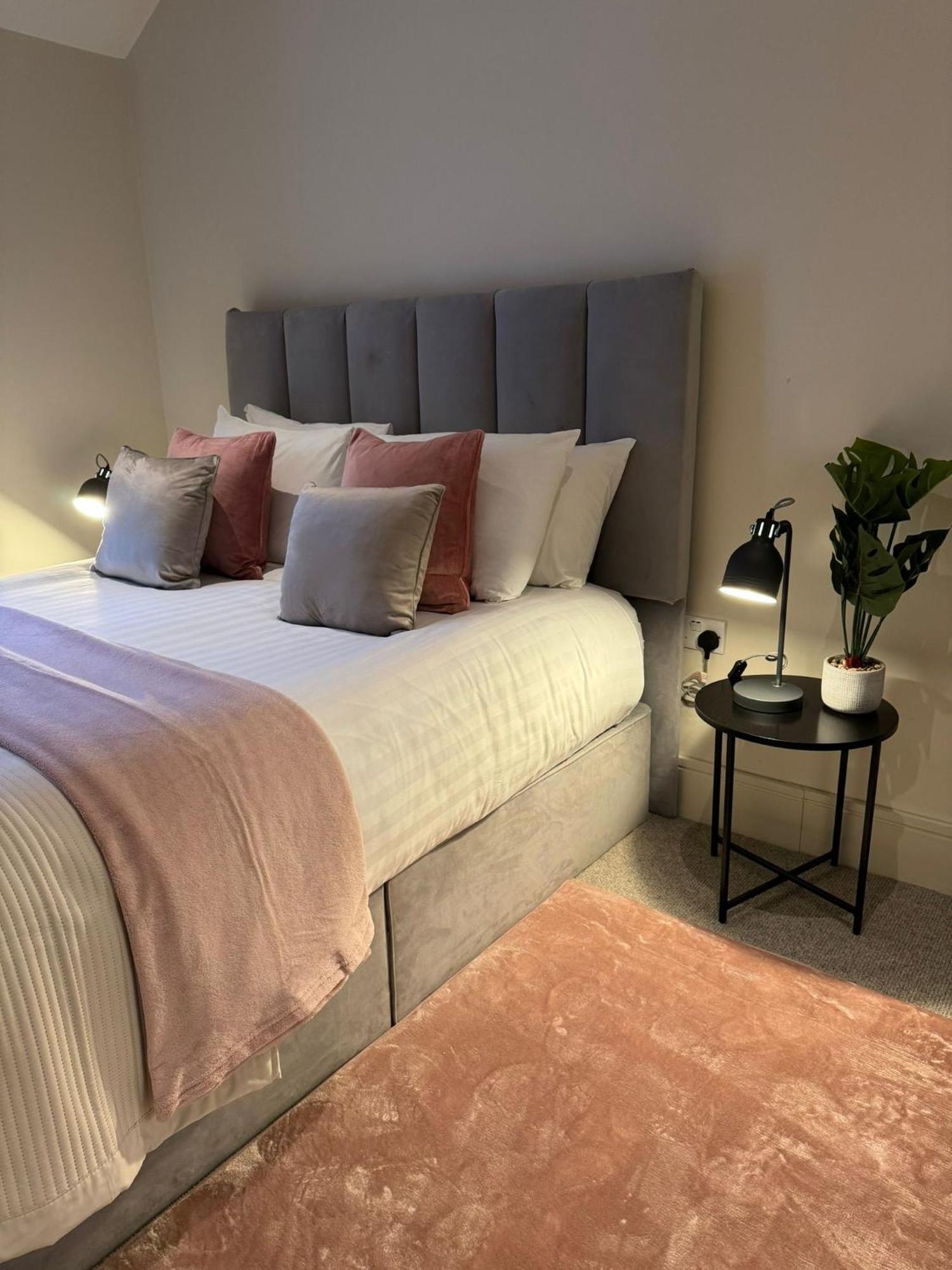 Osbourne House Pink 2 Bed, 2 And Half Bath * Birmingham