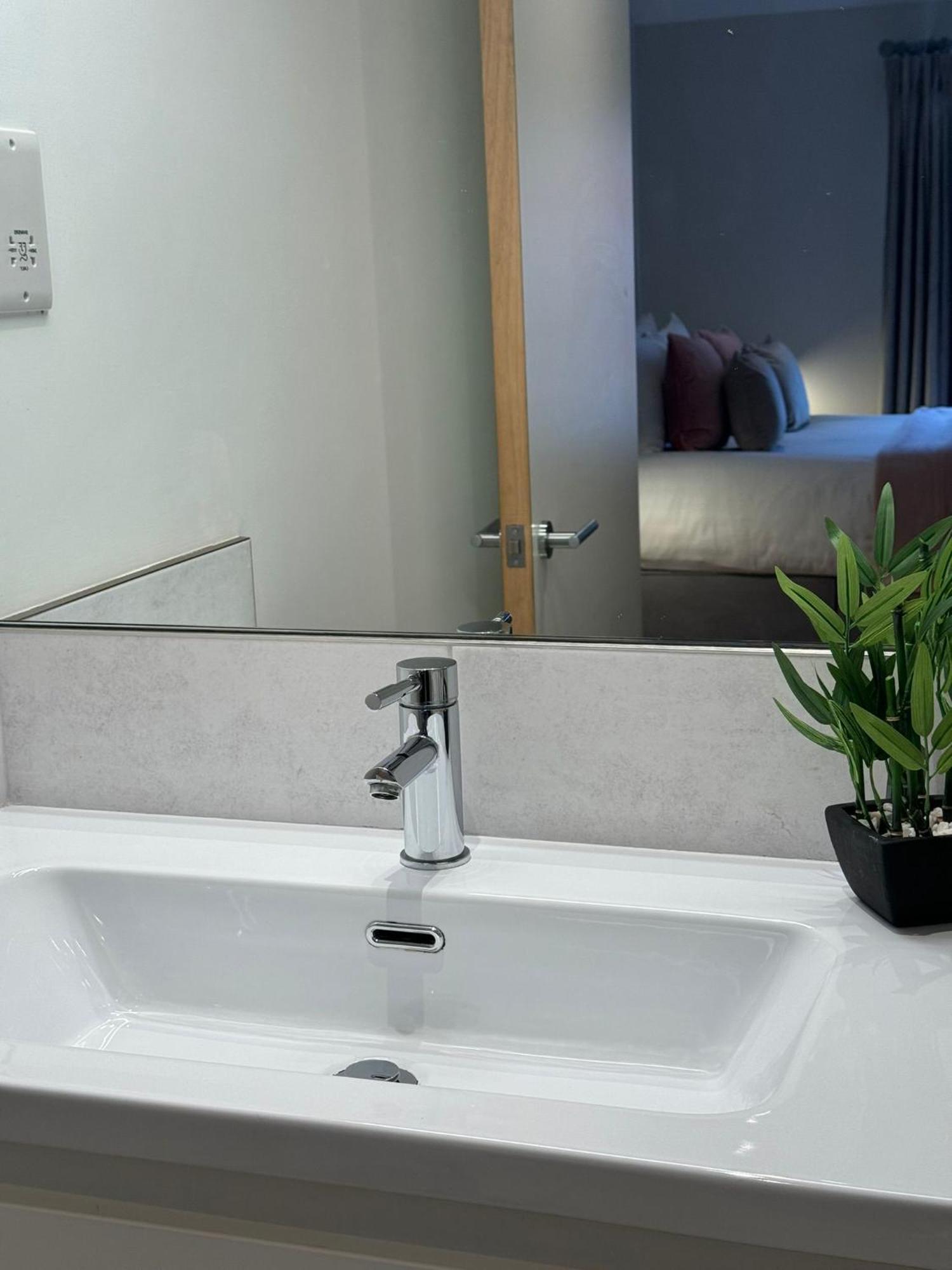 Osbourne House Pink 2 Bed, 2 And Half Bath Apartment *