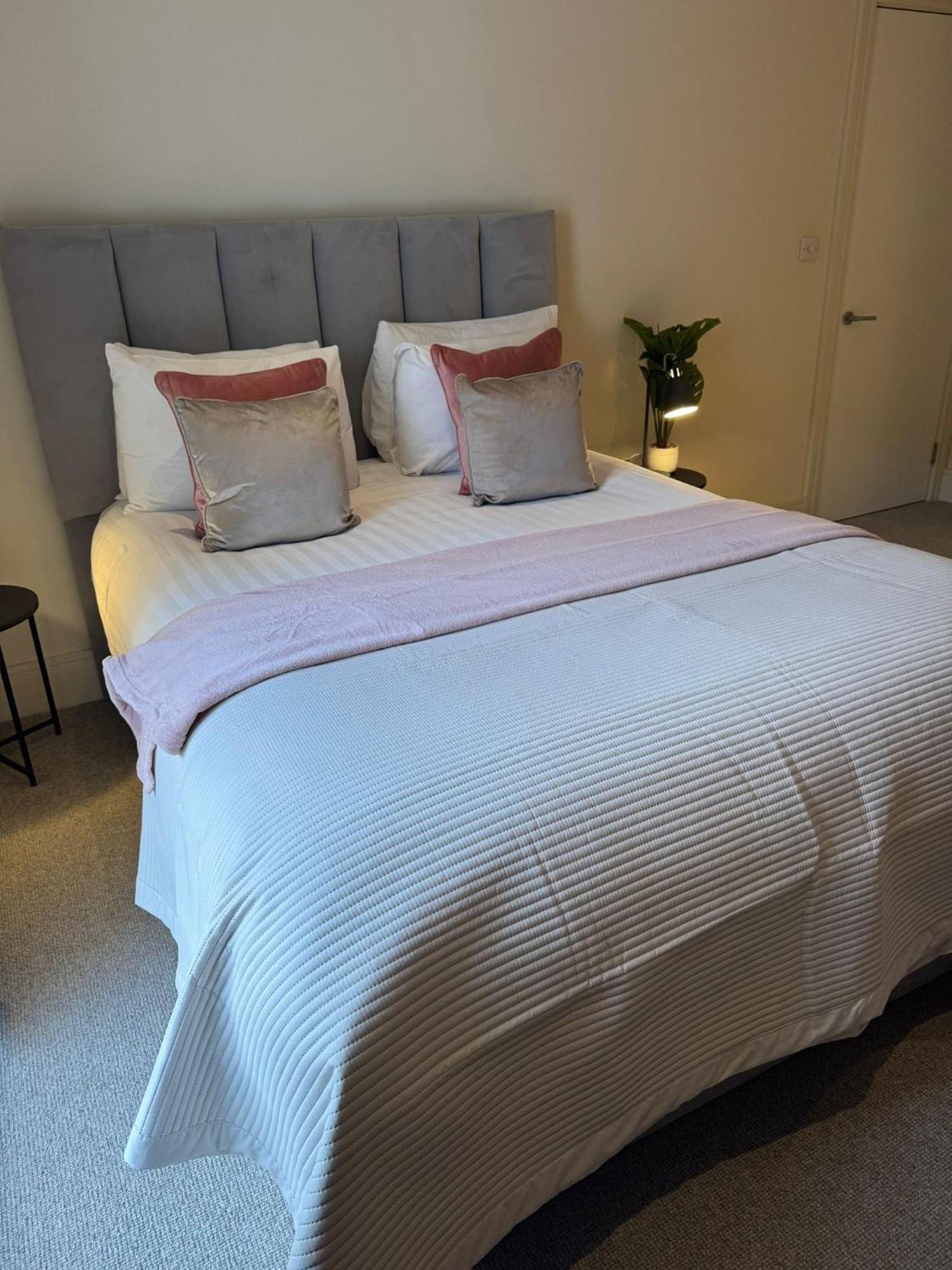 Osbourne House Pink 2 Bed, 2 And Half Bath Apartment *