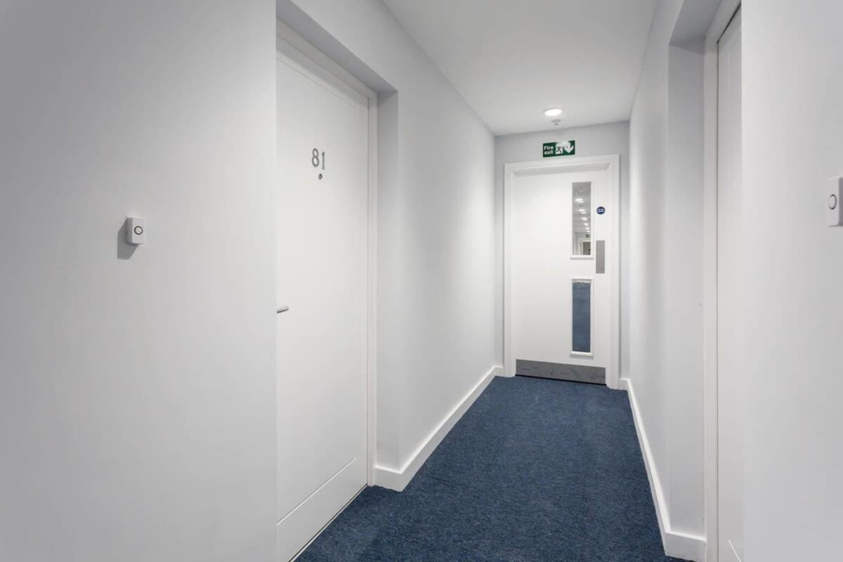 Contemporary 1 Bedroom Flat In Apartment