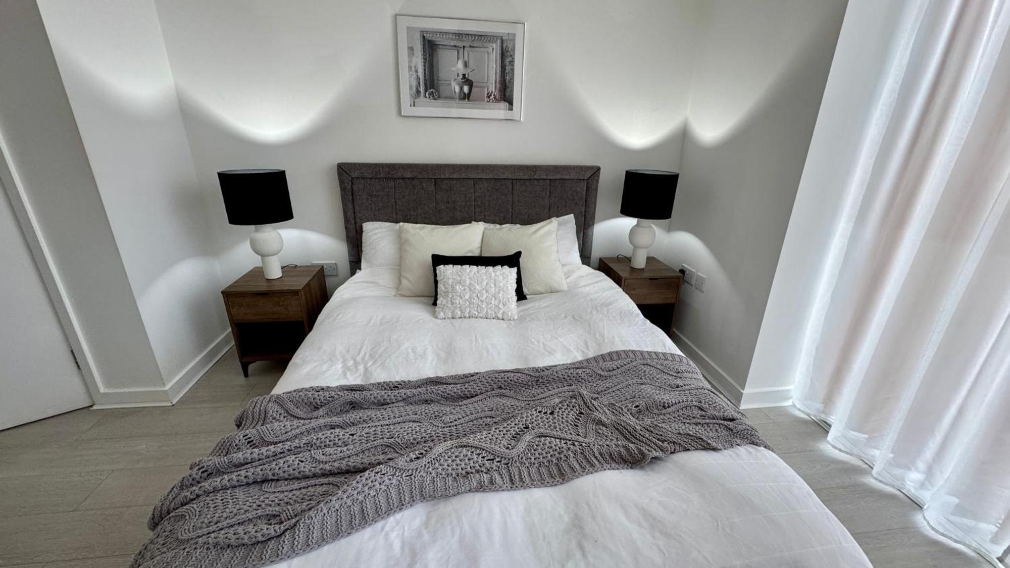 Apartment Luxury 2 Bed 2 Bath With Balcony, Fast Wifi In Centre