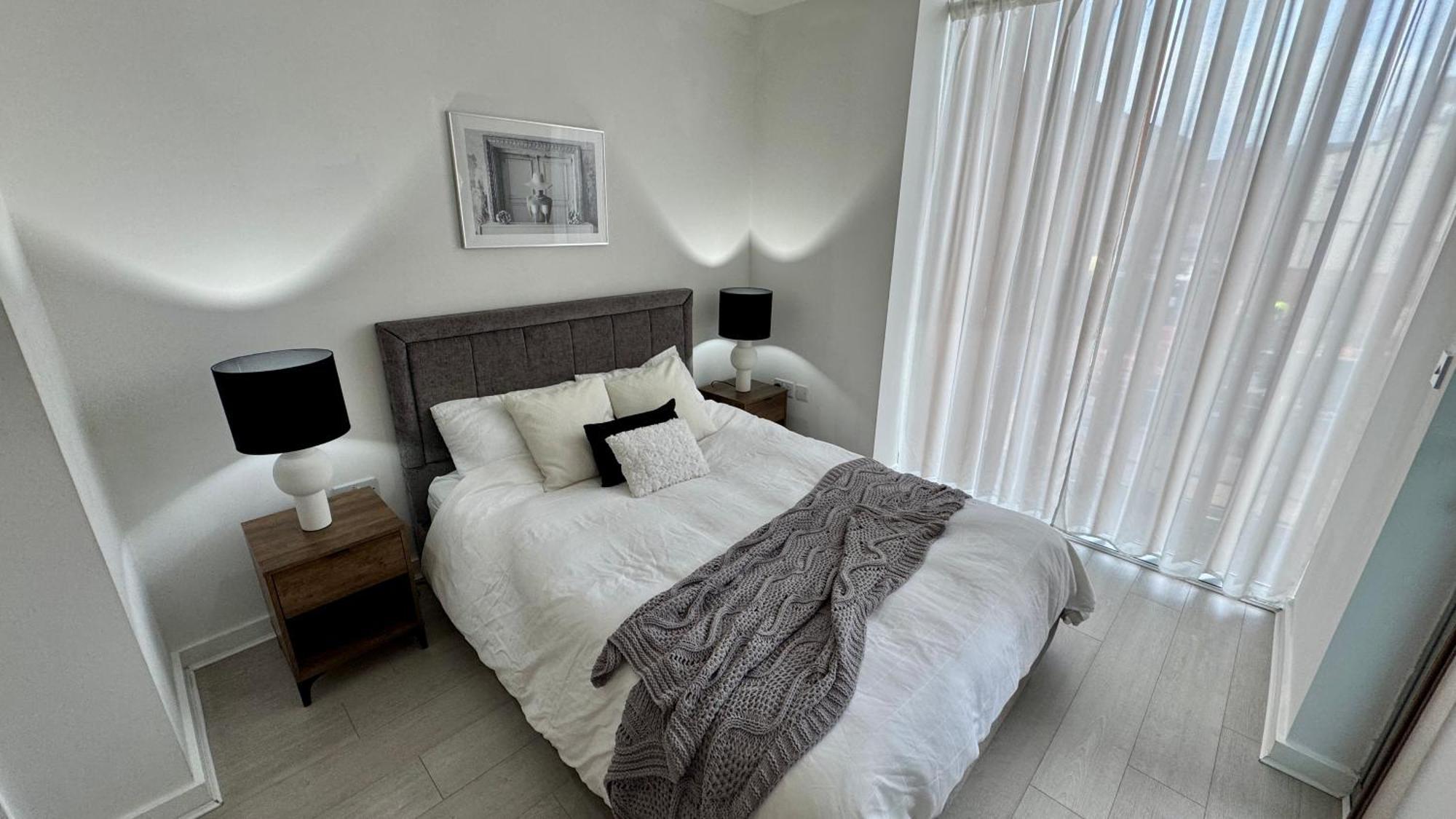 Luxury 2 Bed 2 Bath With Balcony, Fast Wifi In Centre *