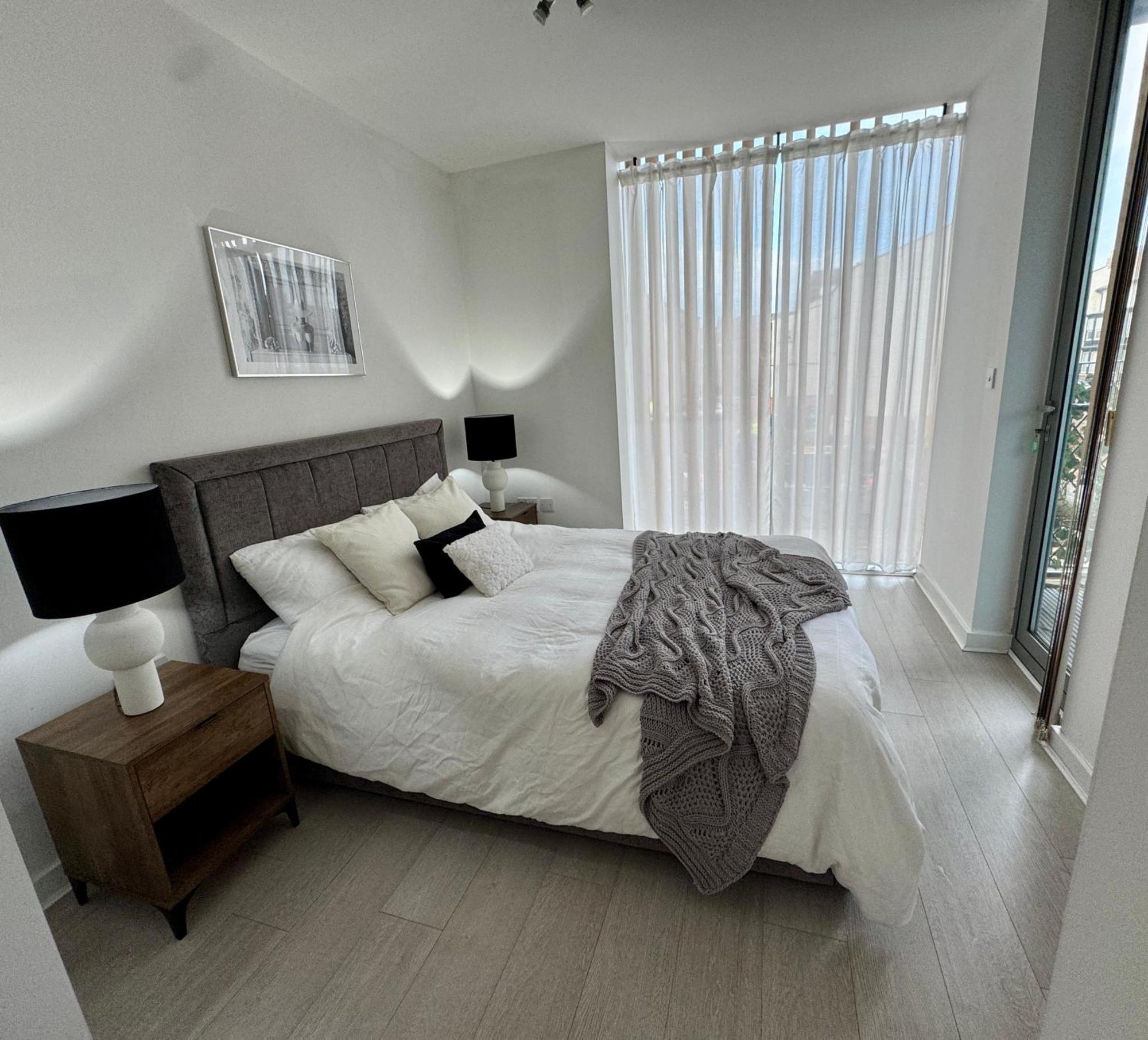 Apartment Luxury 2 Bed 2 Bath With Balcony, Fast Wifi In Centre
