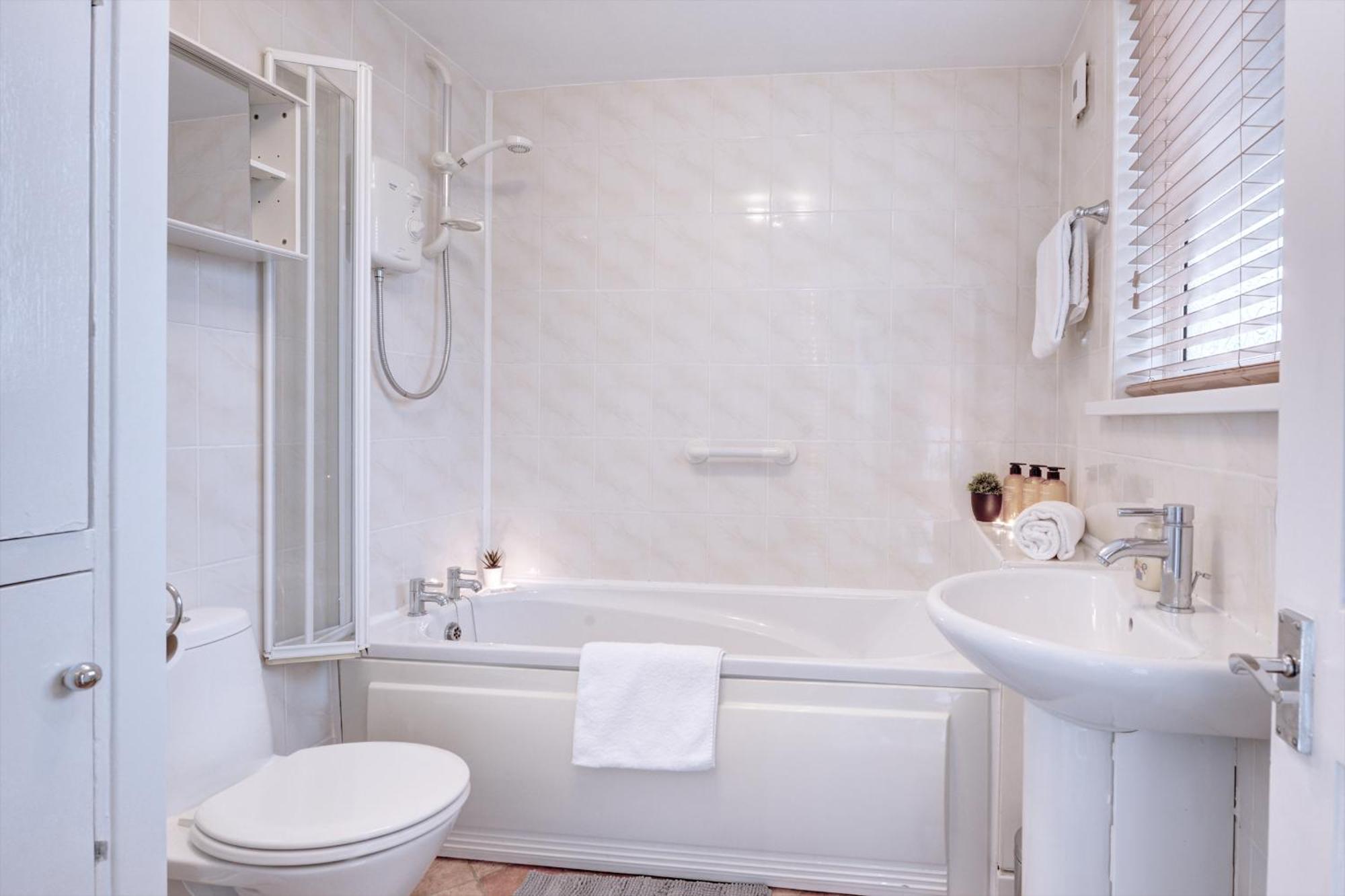 Holiday home 3 Bedroom House, 4 Beds, 2 Double Beds, 2 X Single Beds, Sleeps 6, Free Parking, Near Centre, Major Transport Links *