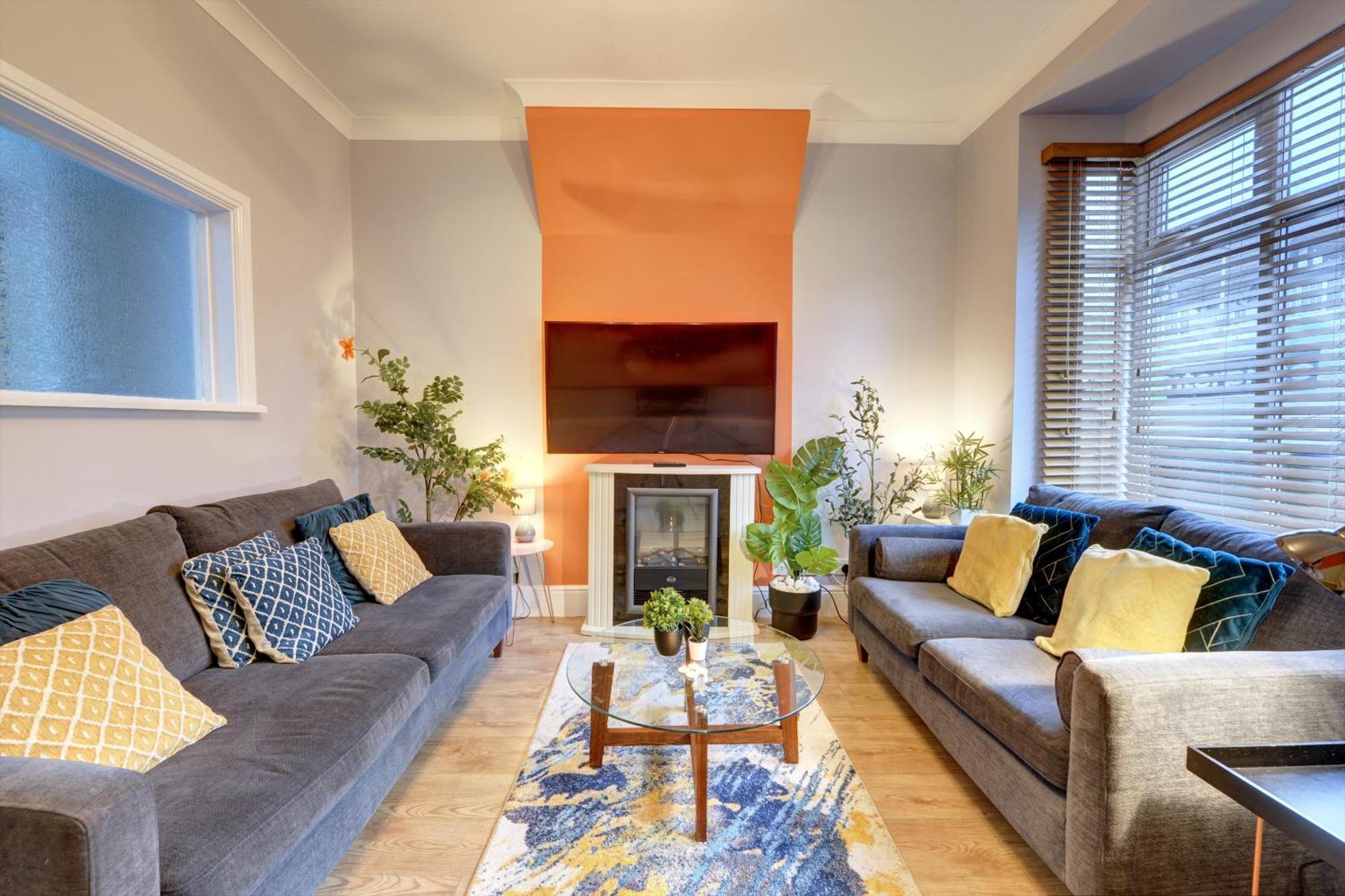 Holiday home 3 Bedroom House, 4 Beds, 2 Double Beds, 2 X Single Beds, Sleeps 6, Free Parking, Near Centre, Major Transport Links