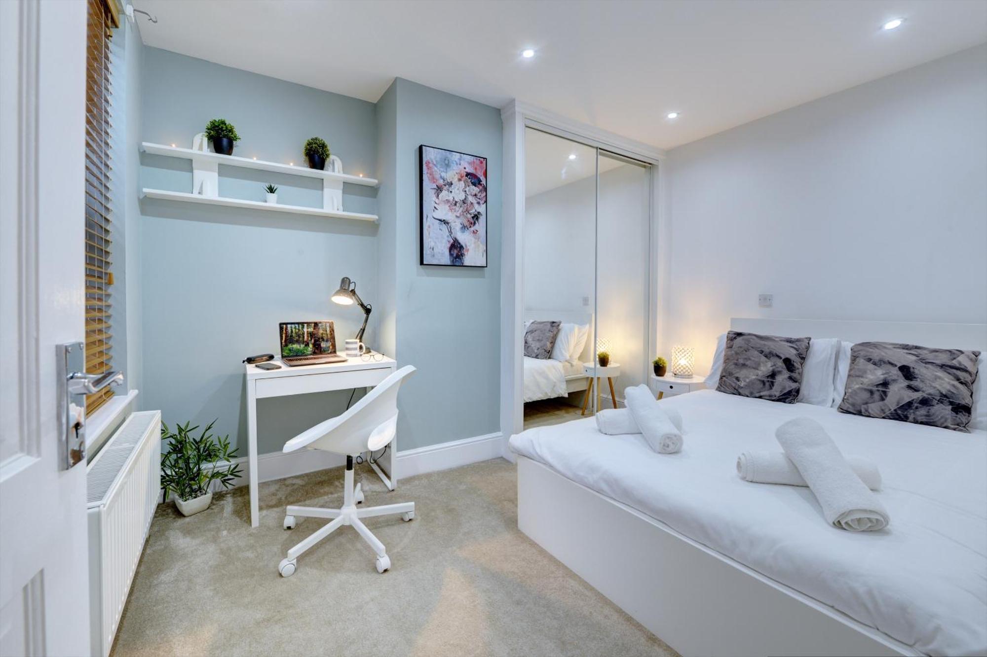 3 Bedroom House, 4 Beds, 2 Double Beds, 2 X Single Beds, Sleeps 6, Free Parking, Near Centre, Major Transport Links Holiday home Birmingham