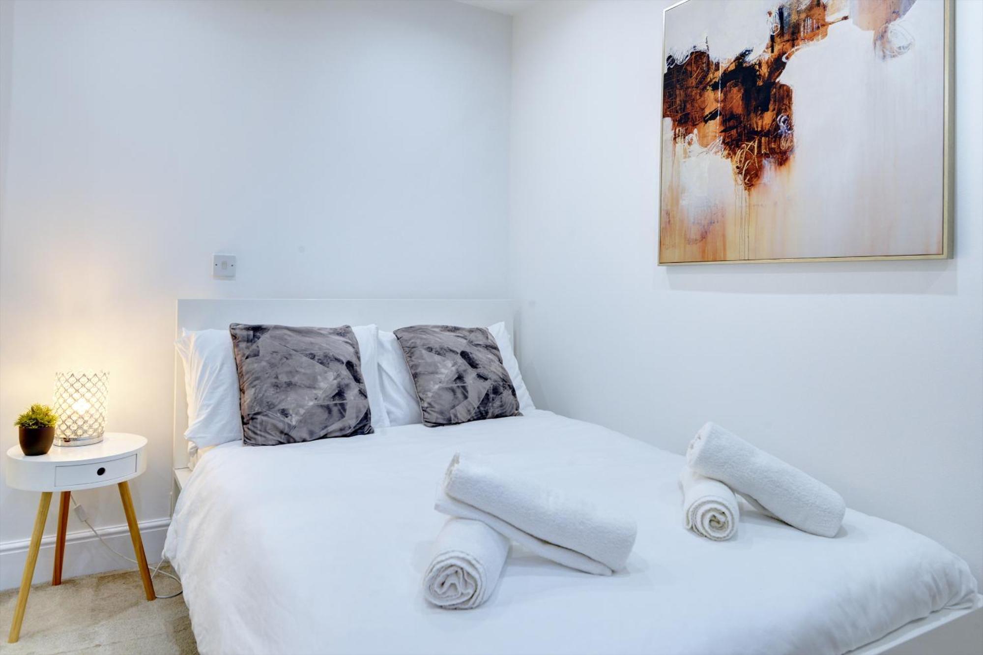 3 Bedroom House, 4 Beds, 2 Double Beds, 2 X Single Beds, Sleeps 6, Free Parking, Near Centre, Major Transport Links *
