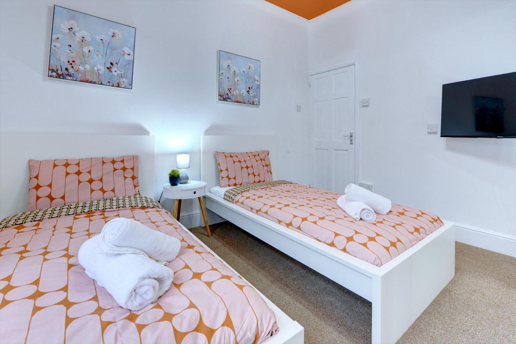 Holiday home 3 Bedroom House, 4 Beds, 2 Double Beds, 2 X Single Beds, Sleeps 6, Free Parking, Near Centre, Major Transport Links *