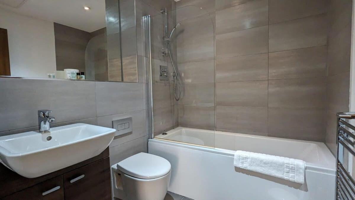Modern 1 Bed In Bmh - Good Fit For Business Traveller Apartment *
