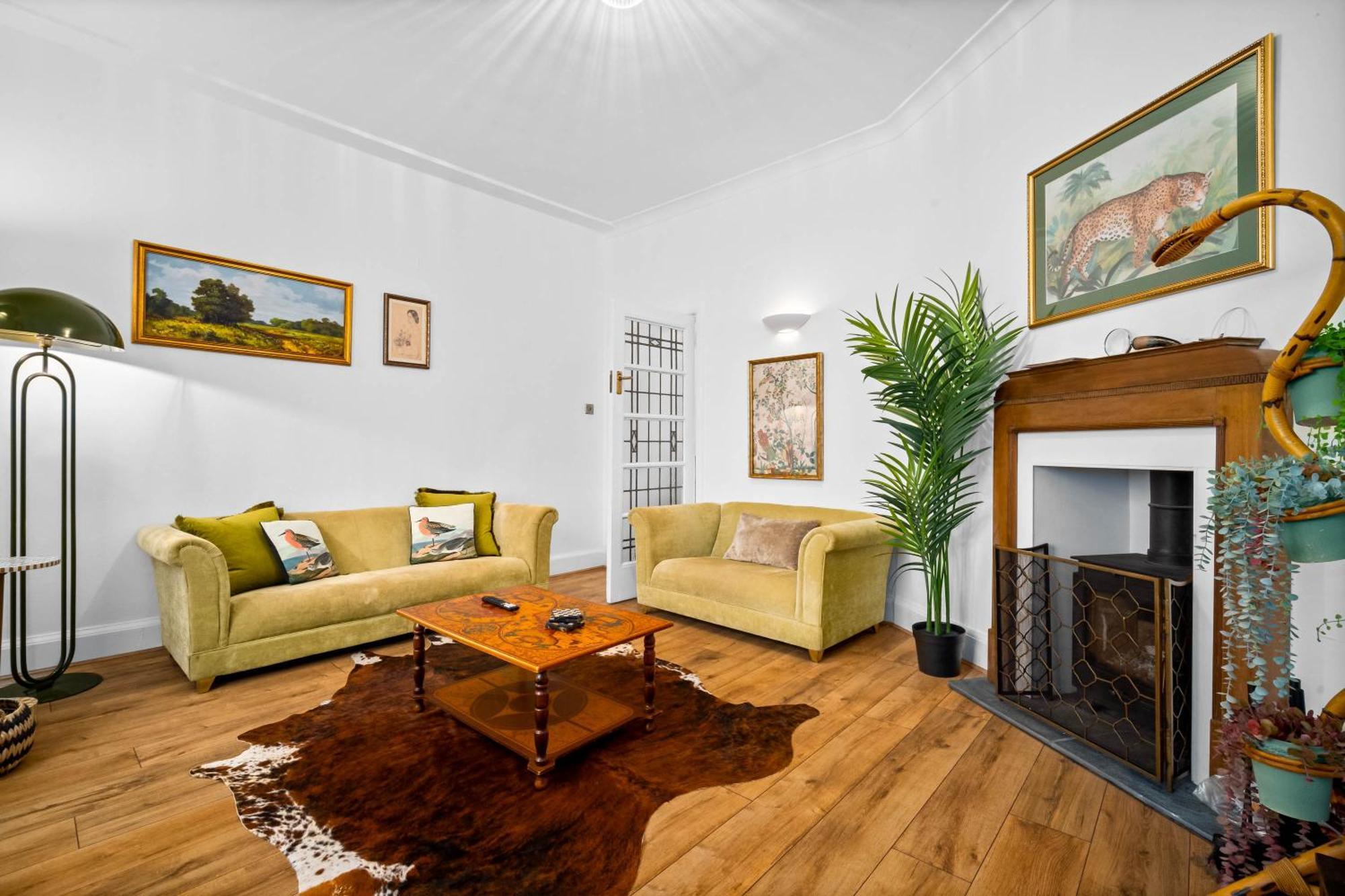 Charming Two-bedroom With Balcony & Two Parking Spaces 9nc