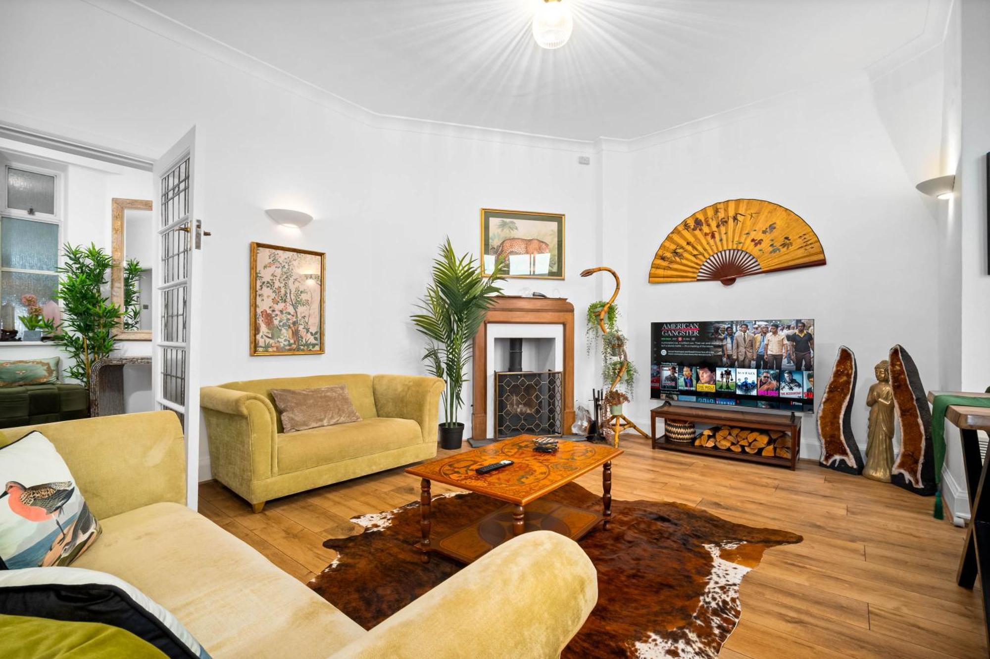 Charming Two-bedroom With Balcony & Two Parking Spaces 9nc Apartment
