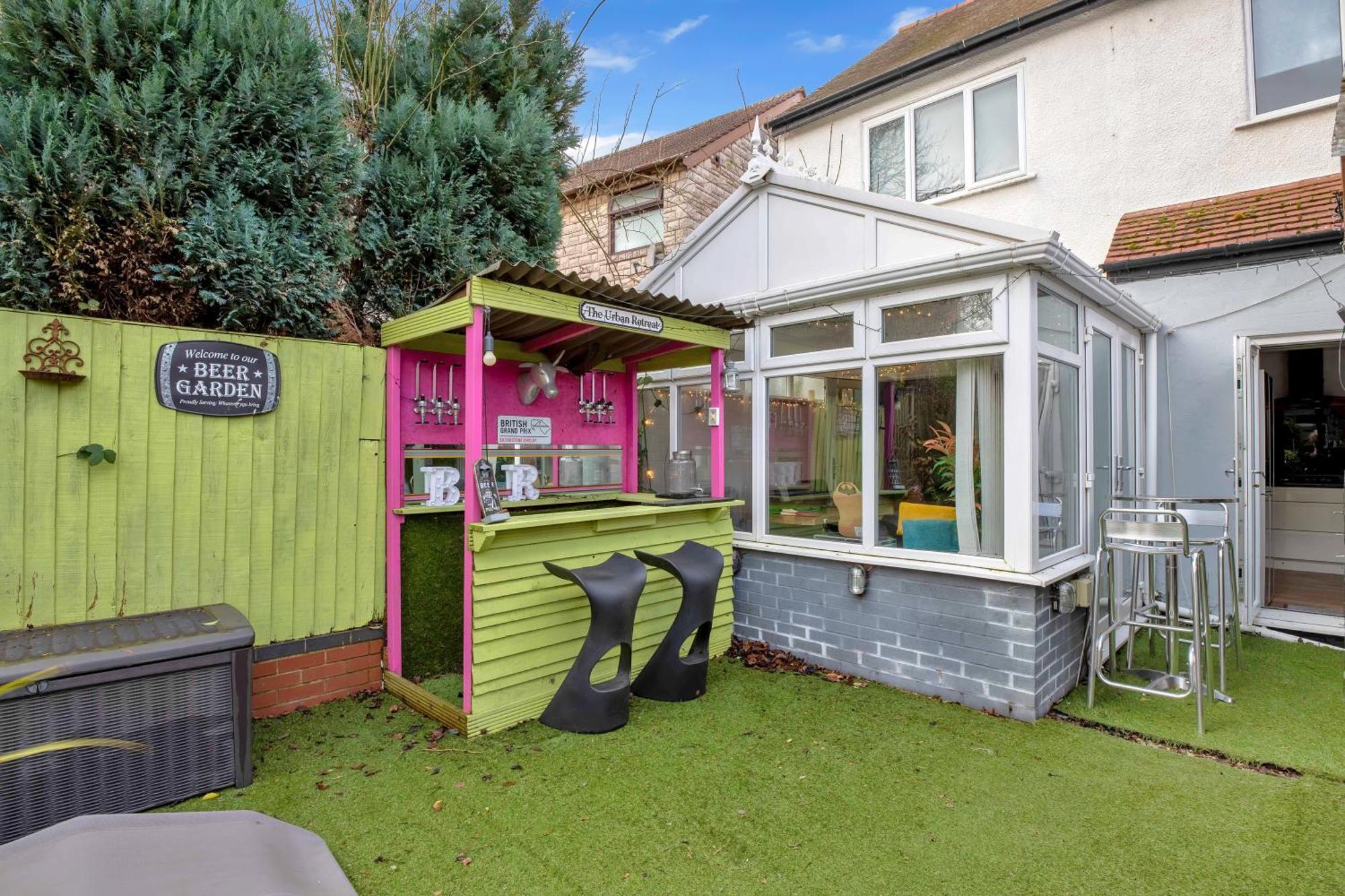 Holiday home Central England Reunion Pad For Groups & Contractors Bbq Outside Bar & Karaoke Machine Free Drive Way Parking Birmingham