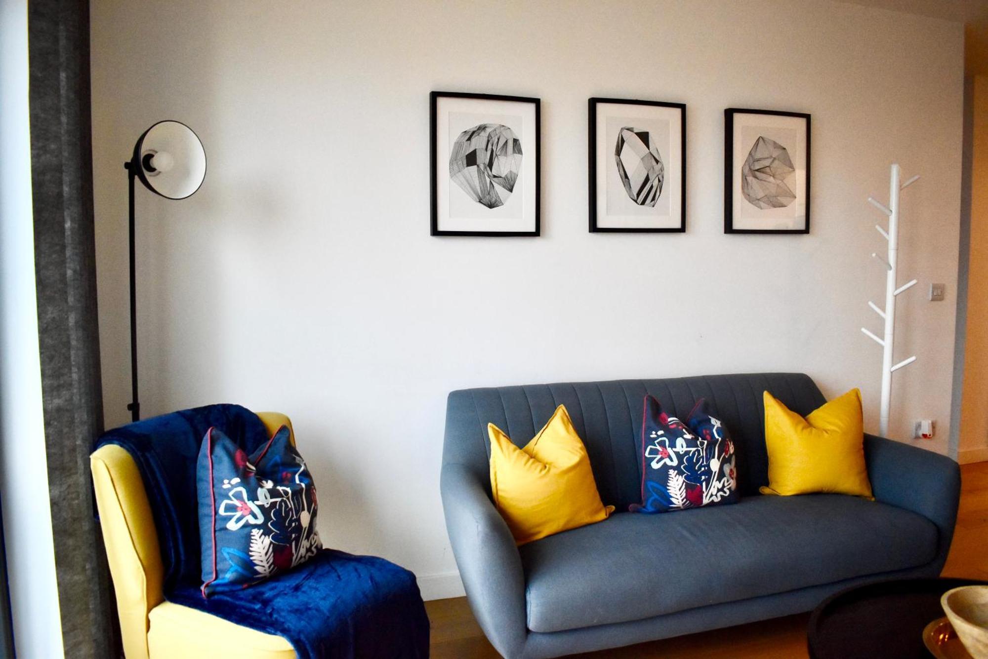 2 Bedroom Luxury Penthouse Centre! Free Parking On Site *