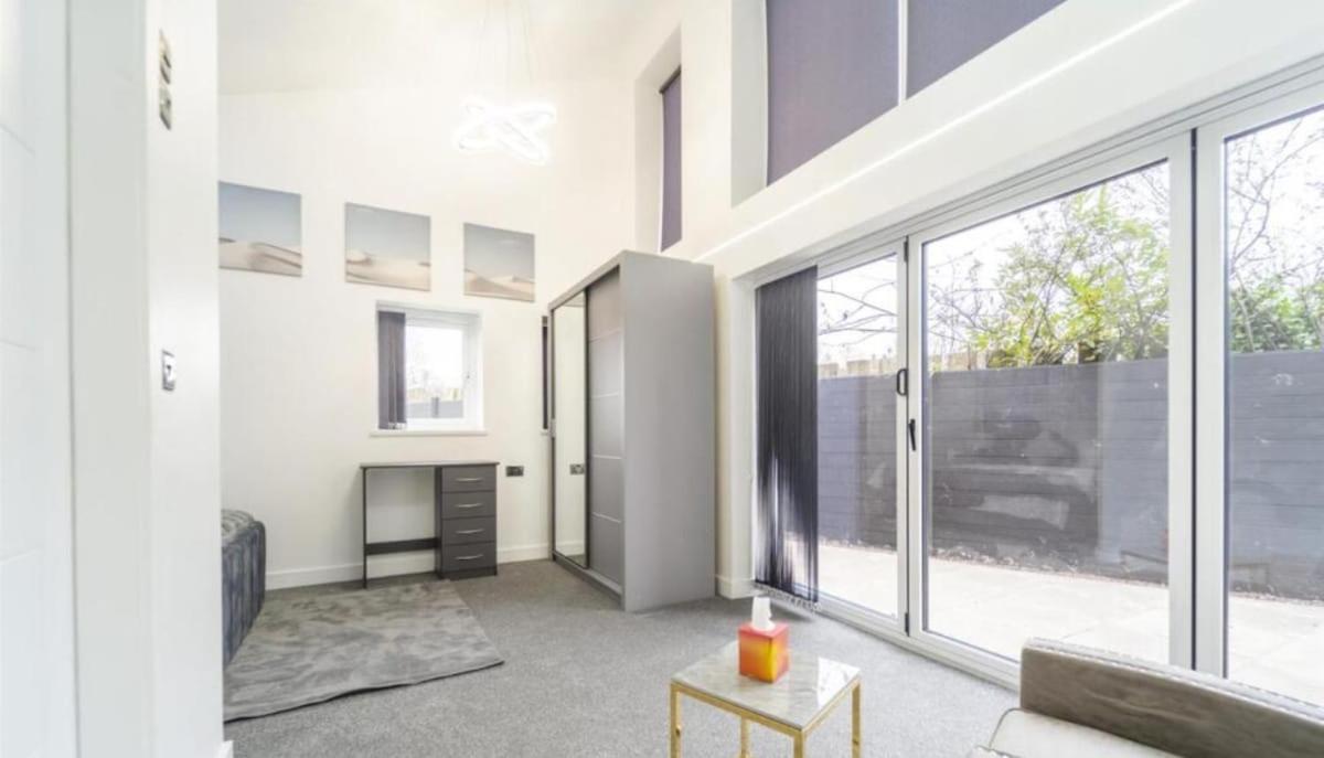 New Modern Stylish Near Centre Birmingham, With Outdoor Hot Tub Villa Birmingham