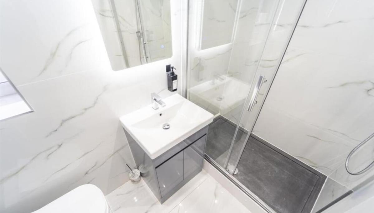 New Modern Stylish Near Centre Birmingham, With Outdoor Hot Tub Villa *