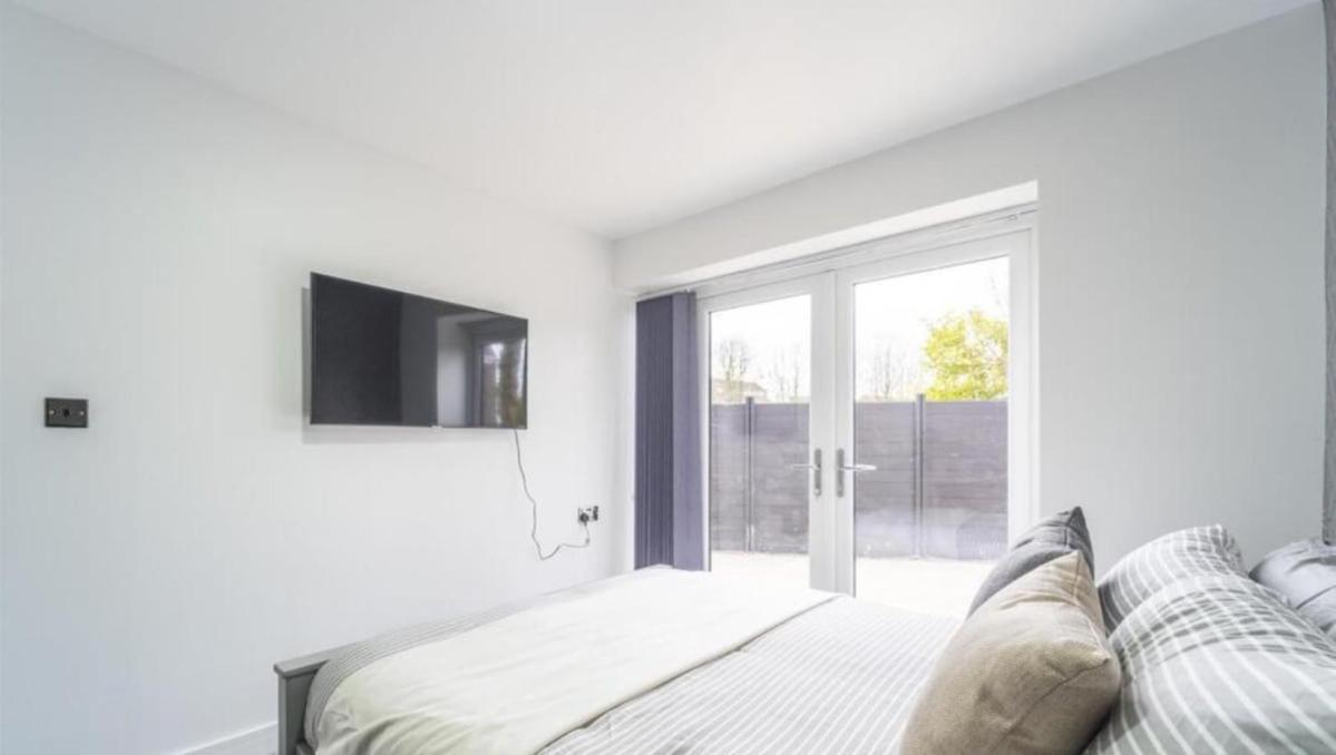 New Modern Stylish Near Centre Birmingham, With Outdoor Hot Tub Villa